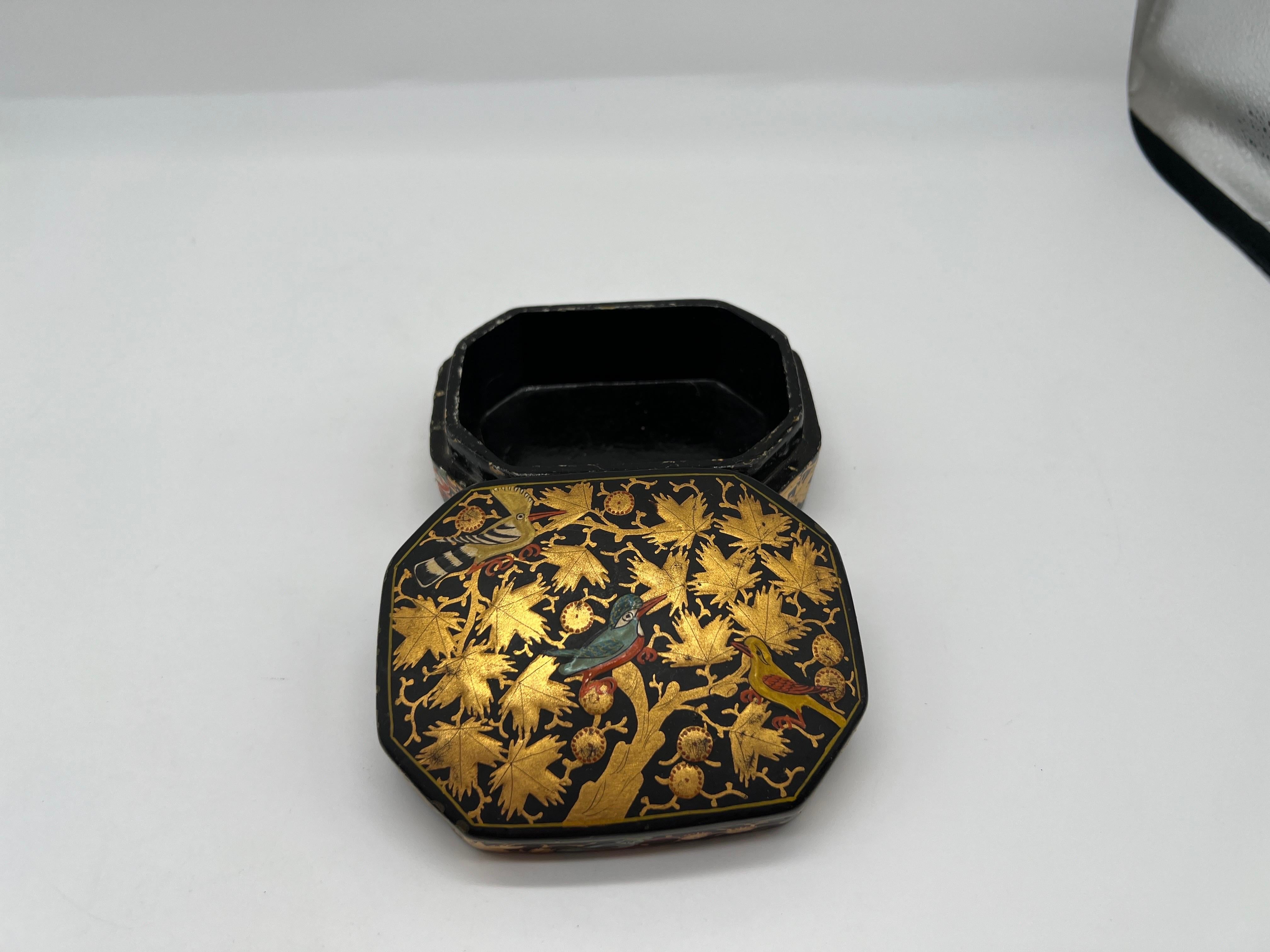 Antike Kashmiri Papier Mache Lack vergoldet & Vogel-Motiv-Box (Indisch) im Angebot
