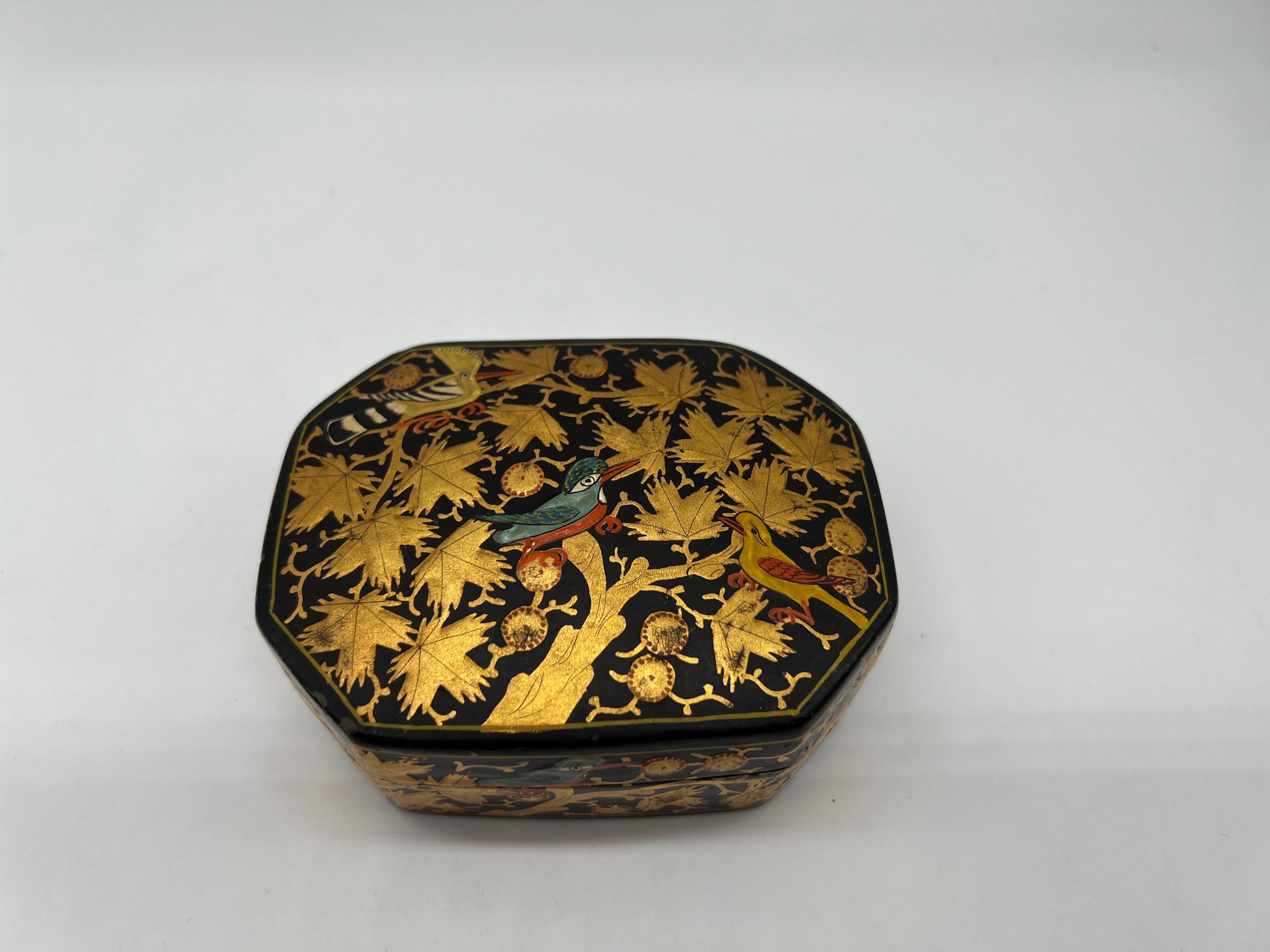 Antike Kashmiri Papier Mache Lack vergoldet & Vogel-Motiv-Box im Zustand „Gut“ im Angebot in Atlanta, GA