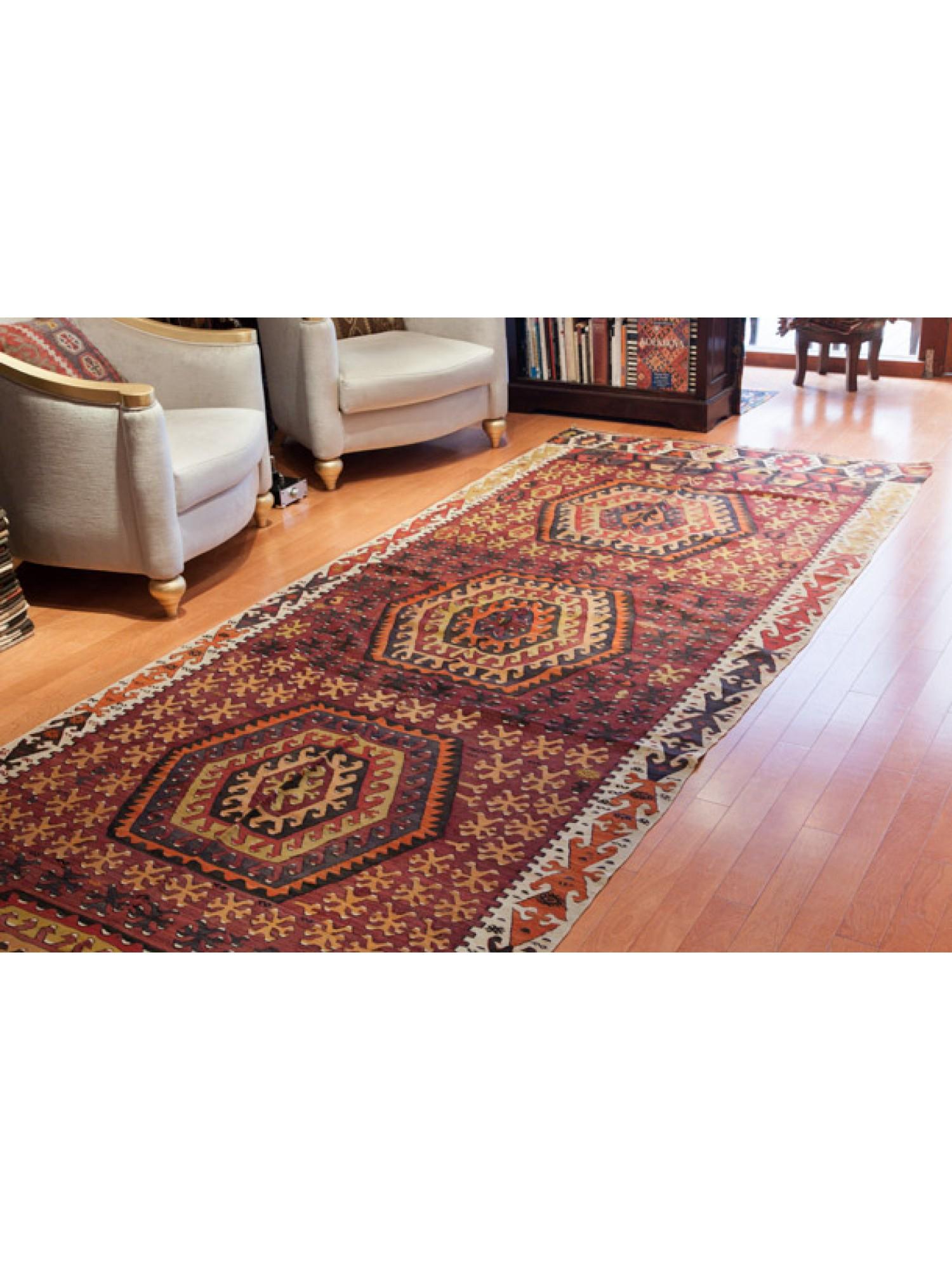Se trata de un gran kilim antiguo de Anatolia Central, procedente de la región de Kayseri, con una rara y bella composición de colores.

Es una pieza muy grande, de 4,5 metros de largo y 1,5 de ancho, y está sorprendentemente densamente tejida con