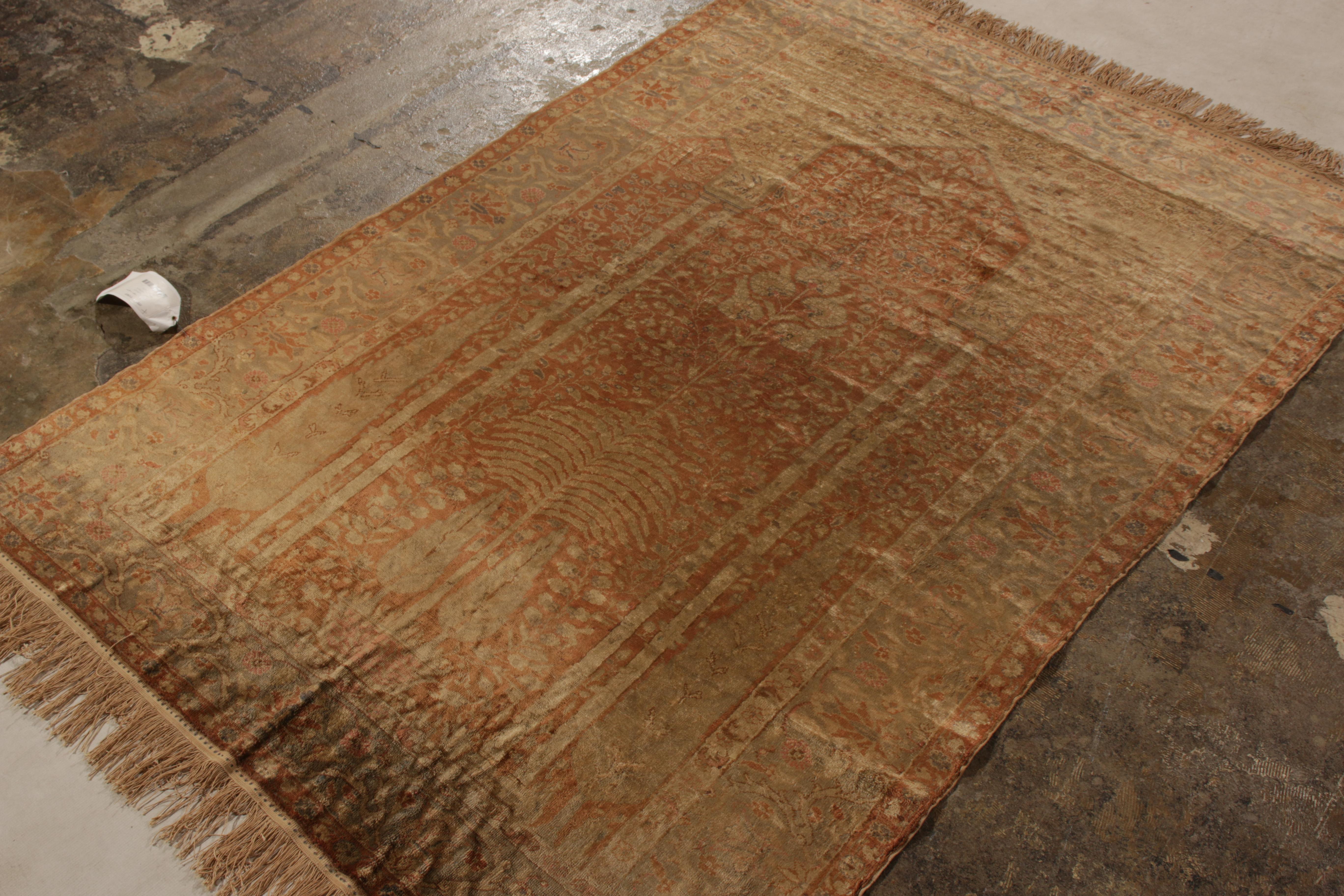 Ein antiker Kayseri-Teppich im Format 4x6, der die begehrte Antique & Vintage Collection von Rug & Kilim ergänzt. Der handgeknüpfte Wollteppich ist eine klassische Zeichnung mit einem königlichen floralen Medaillonmuster, das die künstlerische