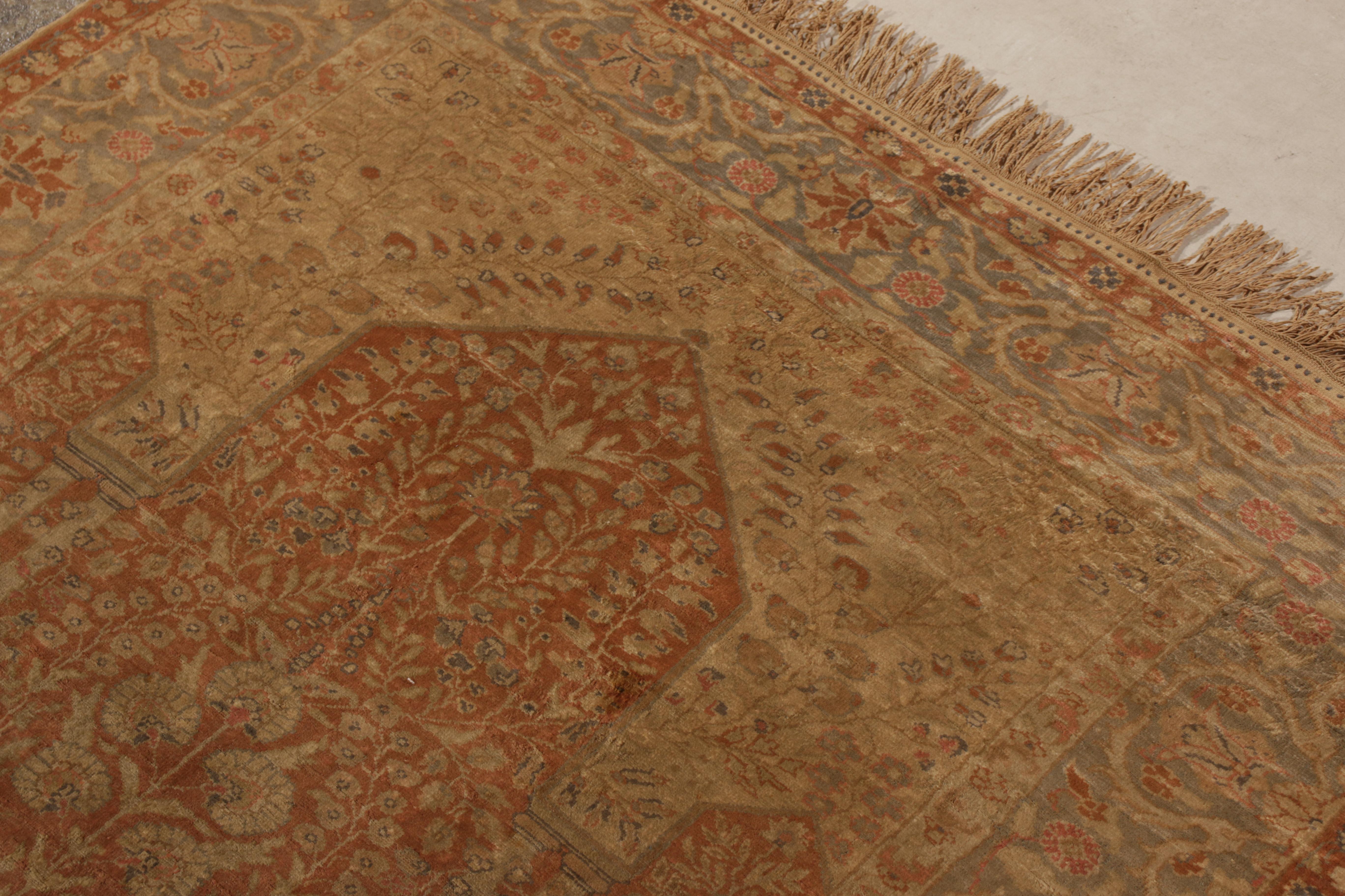 Antiker antiker Kayseri-Teppich in Orange und Gold mit floralem Medaillonmuster von Teppich & Kelim (Handgeknüpft) im Angebot