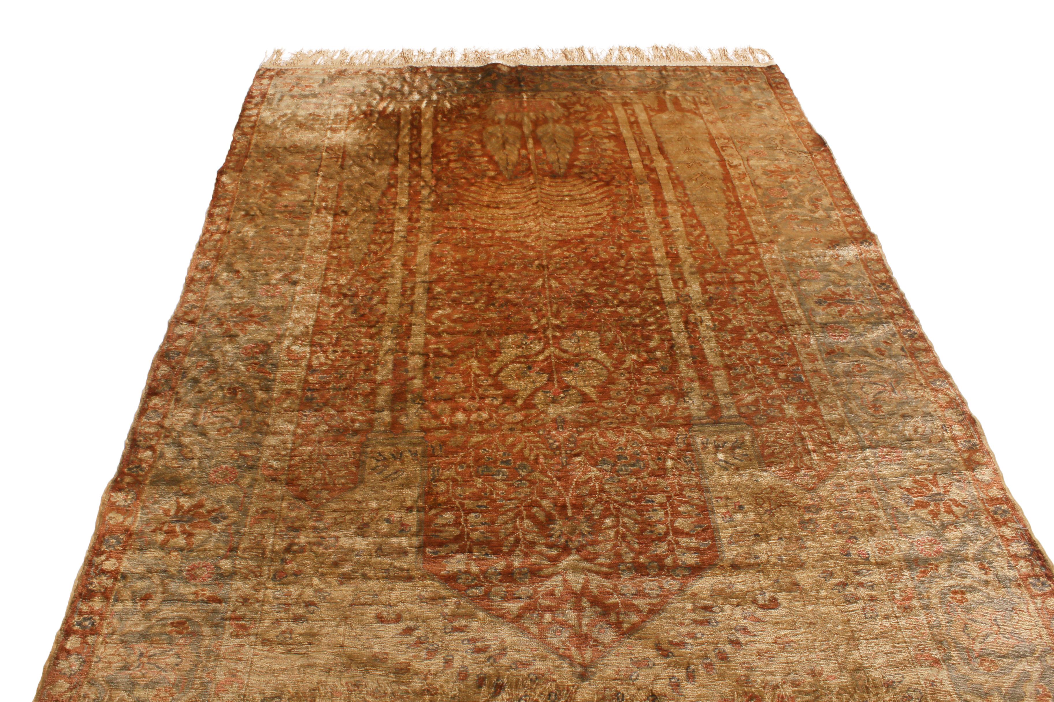 Dieser antike Kayseri-Teppich wurde zwischen 1880 und 1890 in der Türkei aus feiner Wolle handgeknüpft. Er vereint außergewöhnliche, leuchtende kupfer- und beigebraune Farbtöne mit einem ungewöhnlich großzügigen Medaillonfeld, das das Motiv des