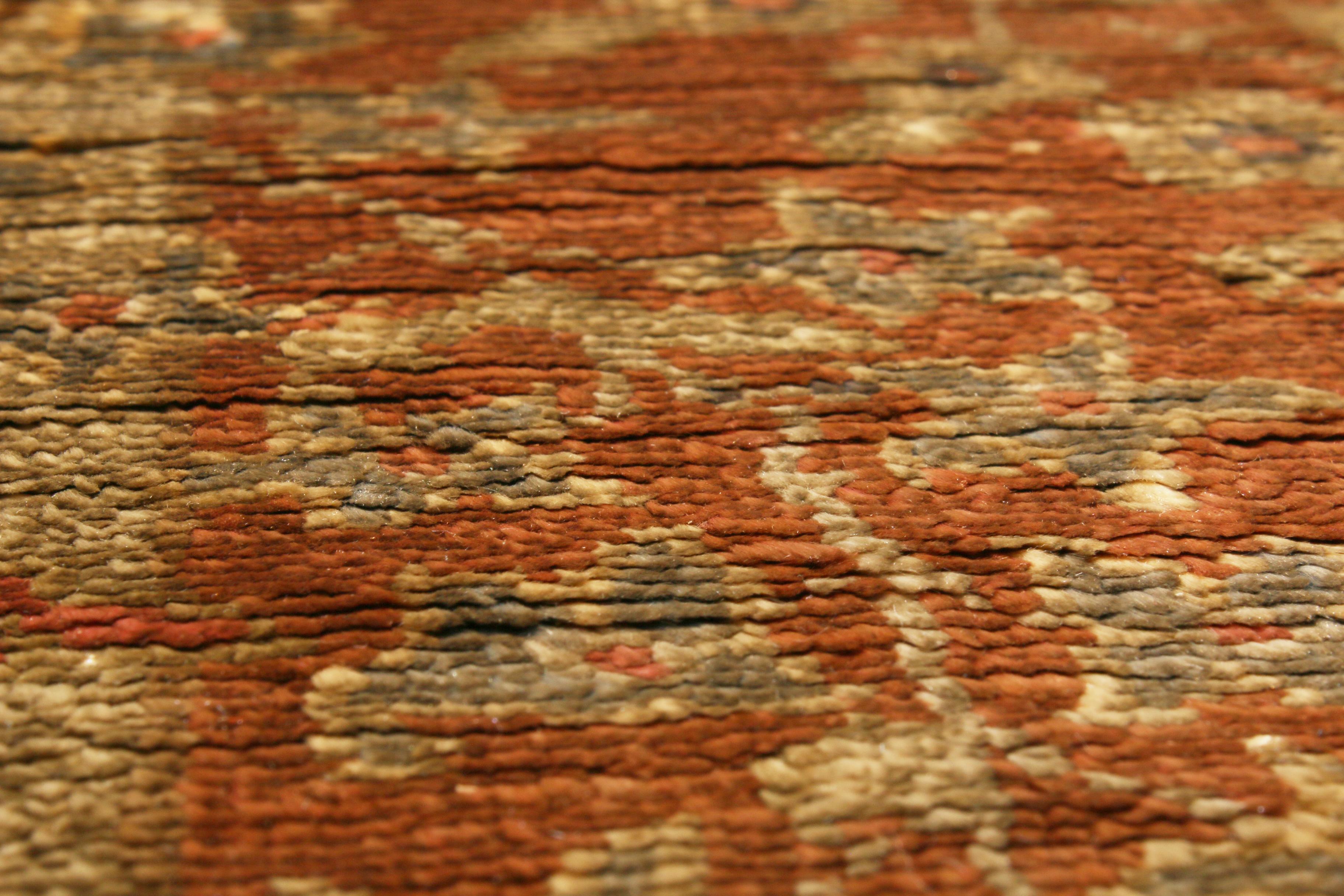 Antiker antiker Kayseri-Teppich aus Wolle in Kupferbraun und Beige von Teppich & Kelim (Spätes 19. Jahrhundert) im Angebot