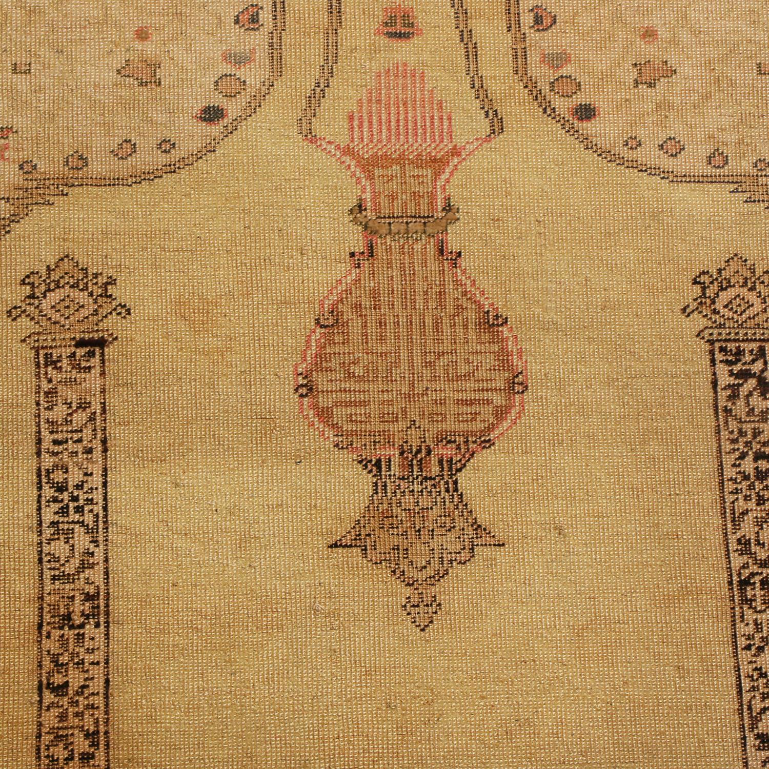 Antiker antiker Kayseri-Teppich aus rosa und goldgrüner Wolle von Teppich & Kelim (Türkisch) im Angebot