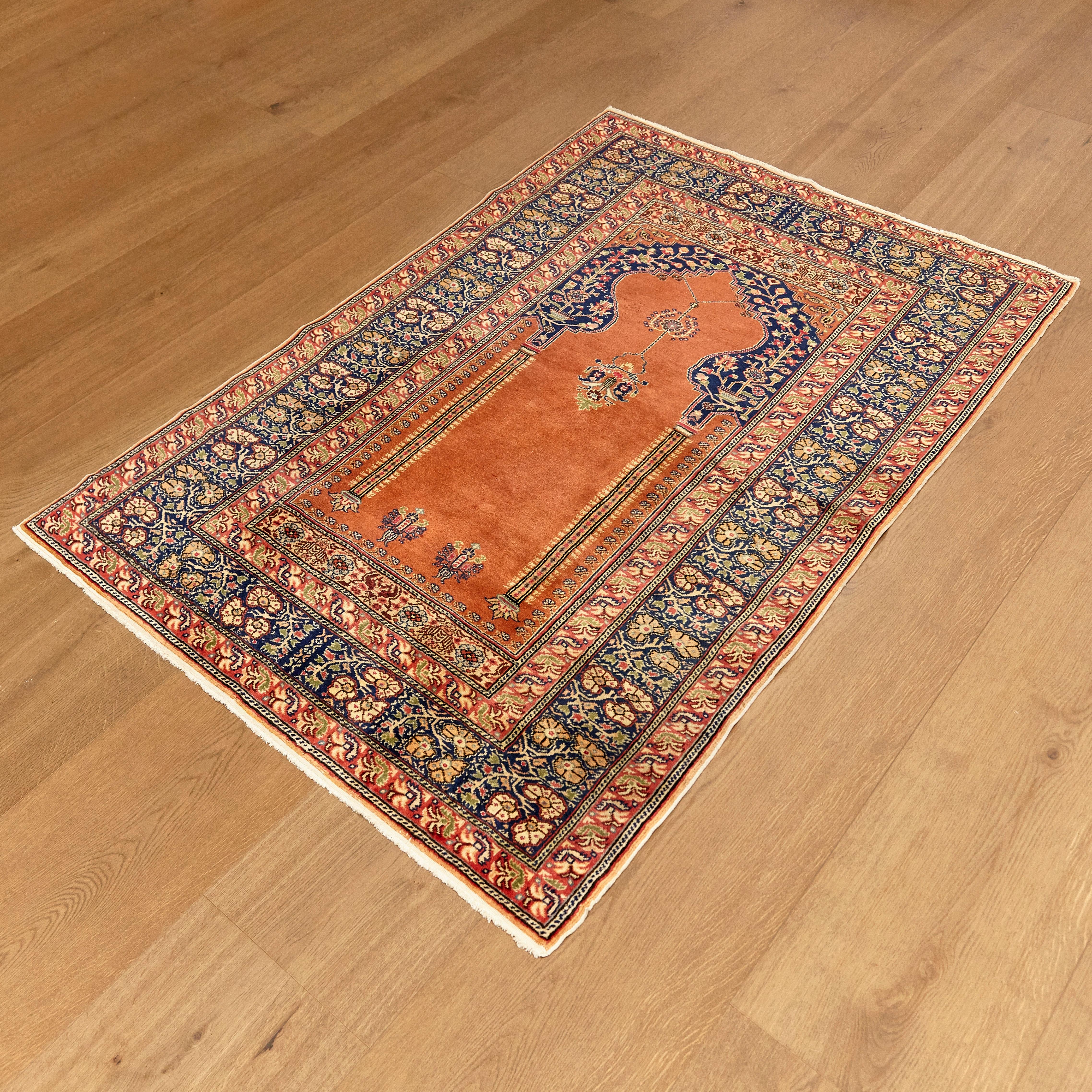 Antique rug from Turkey Kaysery, circa 1950.

Hand knotted wool 

Measures: 121 x 176.



 