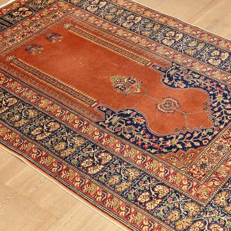Antique Kaysery Turkey Hand Knotted Wool Rug, circa 1950 In Fair Condition For Sale In Barcelona, Barcelona