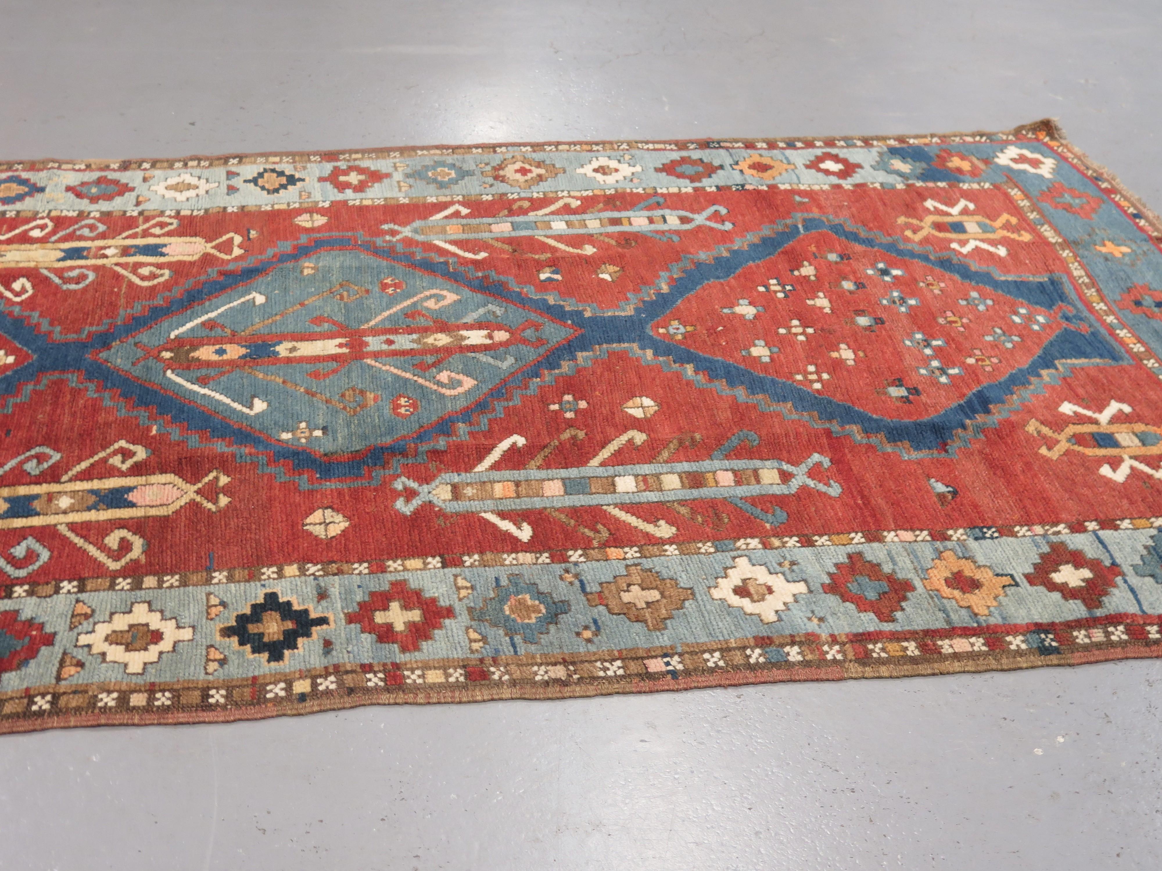 Antike Kazak-Teppiche, die im südlichen Kaukasus gewebt wurden, gehören zu den wertvollsten Stammesgeweben. Sie sind berühmt für die Vielfalt ihrer Muster, die kühnen Farben und die hohe Knotendichte, die den geometrischen Mustern in ihren