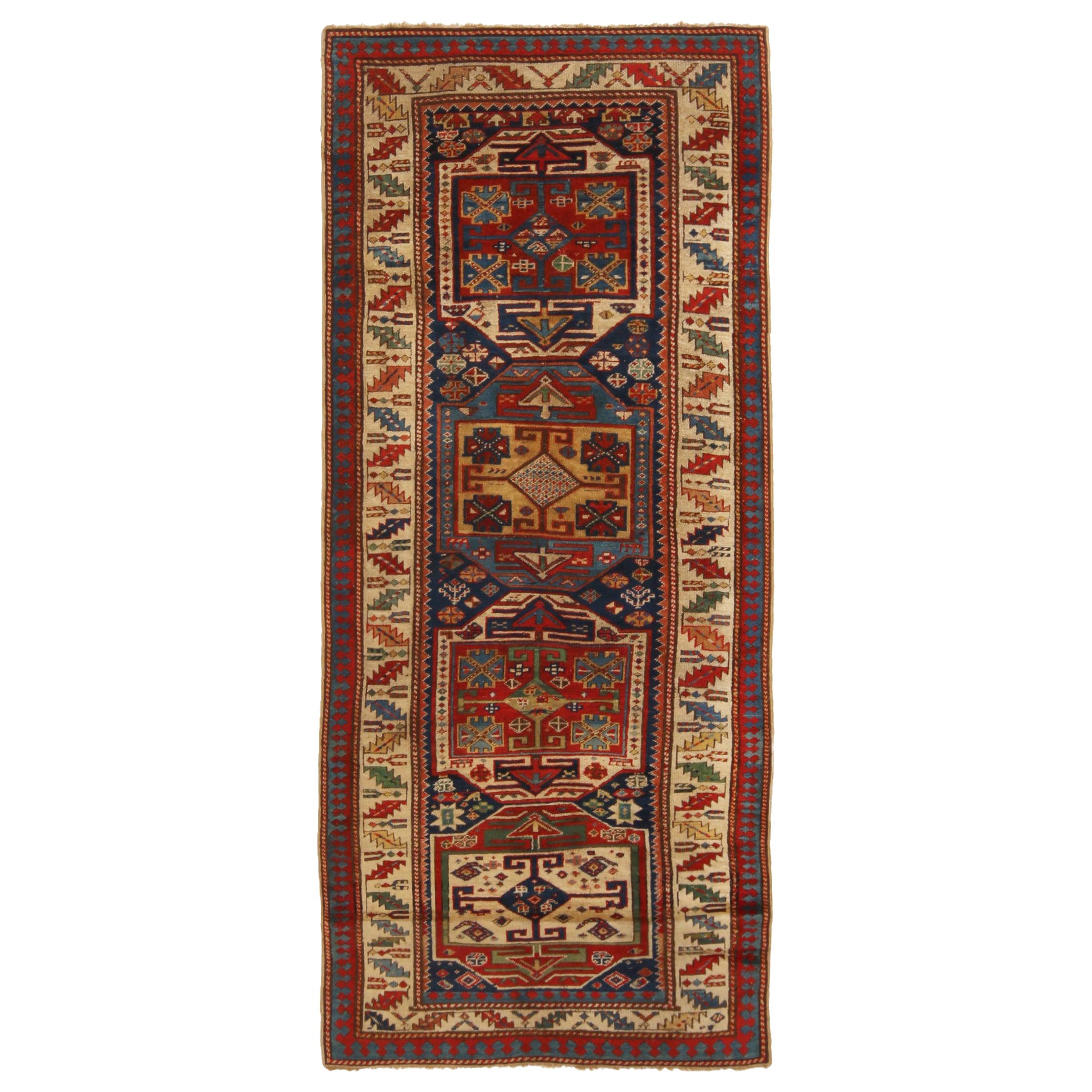 Tapis de couloir en laine géométrique bleu Kazak et beige antique de Rug & Kilim