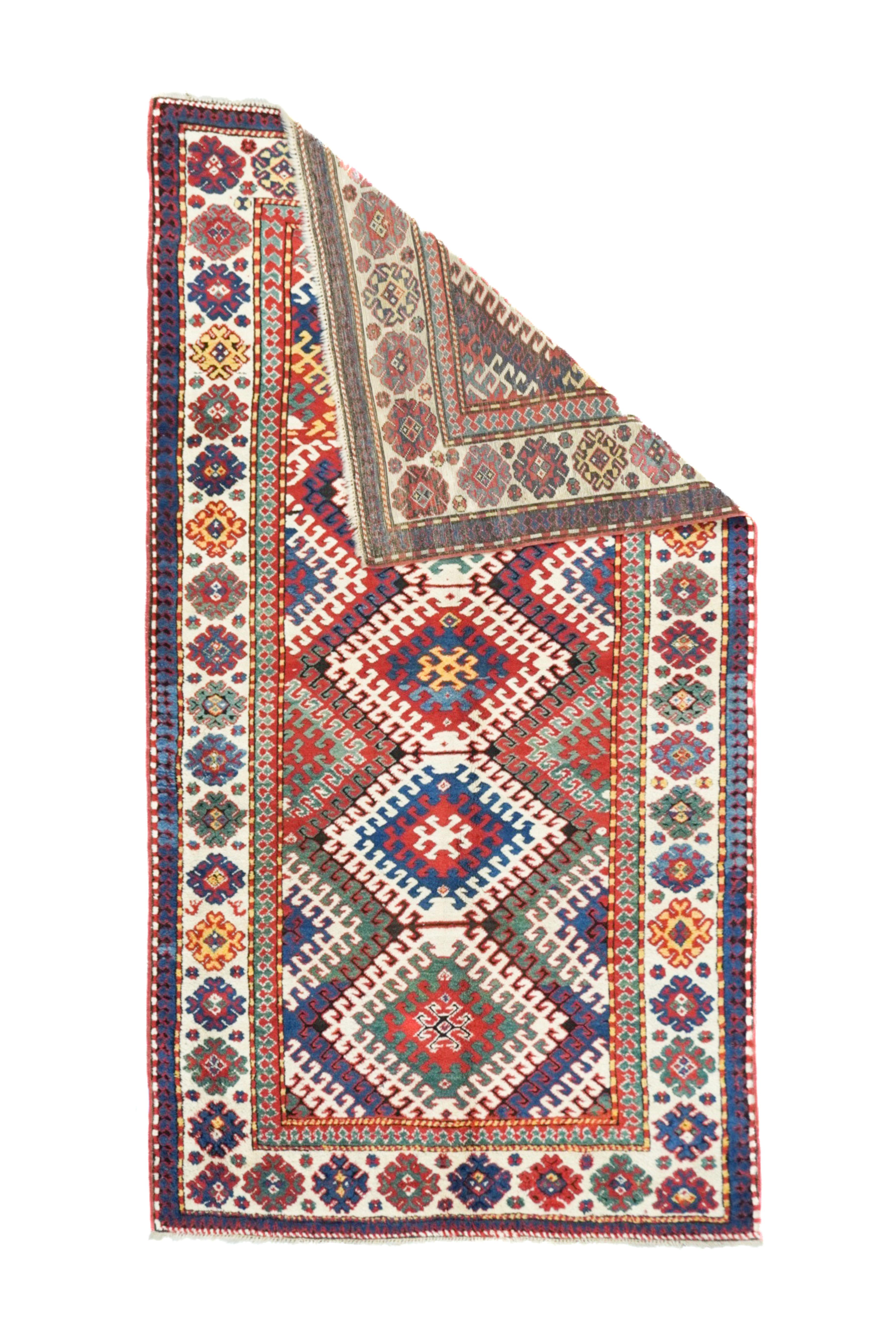 Tappeto antico Kazak Borcholo 4'10'' x 8'8''. Se si tratta di un Kazak con uncini, uncini e ancora uncini, è probabile un'attribuzione a Borchelou. Questo esemplare del Caucaso occidentale mostra un elemento centrale di cinque losanghe impilate,