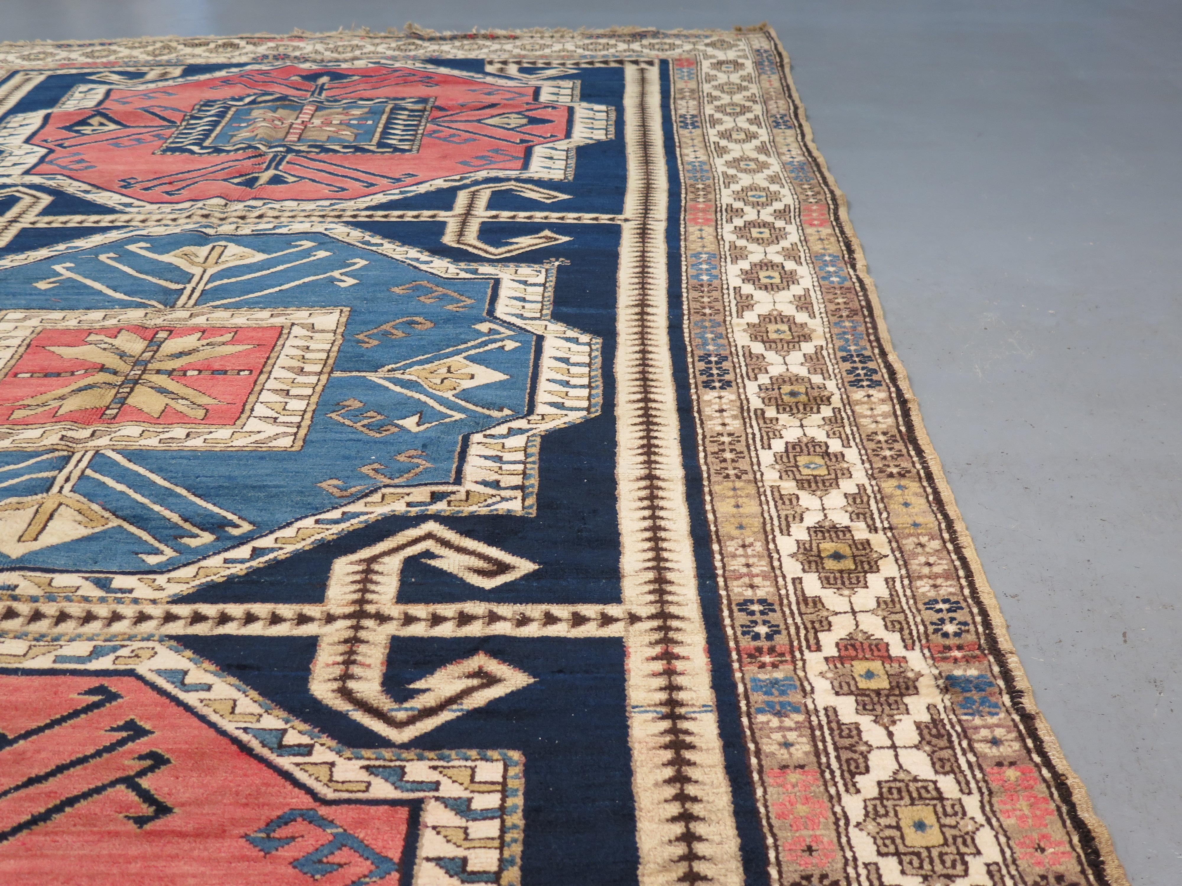 Der Kaukasus hat eine reiche Geschichte der Teppichweberei, die mehrere Jahrhunderte zurückreicht. Die Region liegt am Schnittpunkt verschiedener Kulturen, und die Teppiche spiegeln dies in ihrer Kreativität und Vielfalt wider. Diese Stücke sind