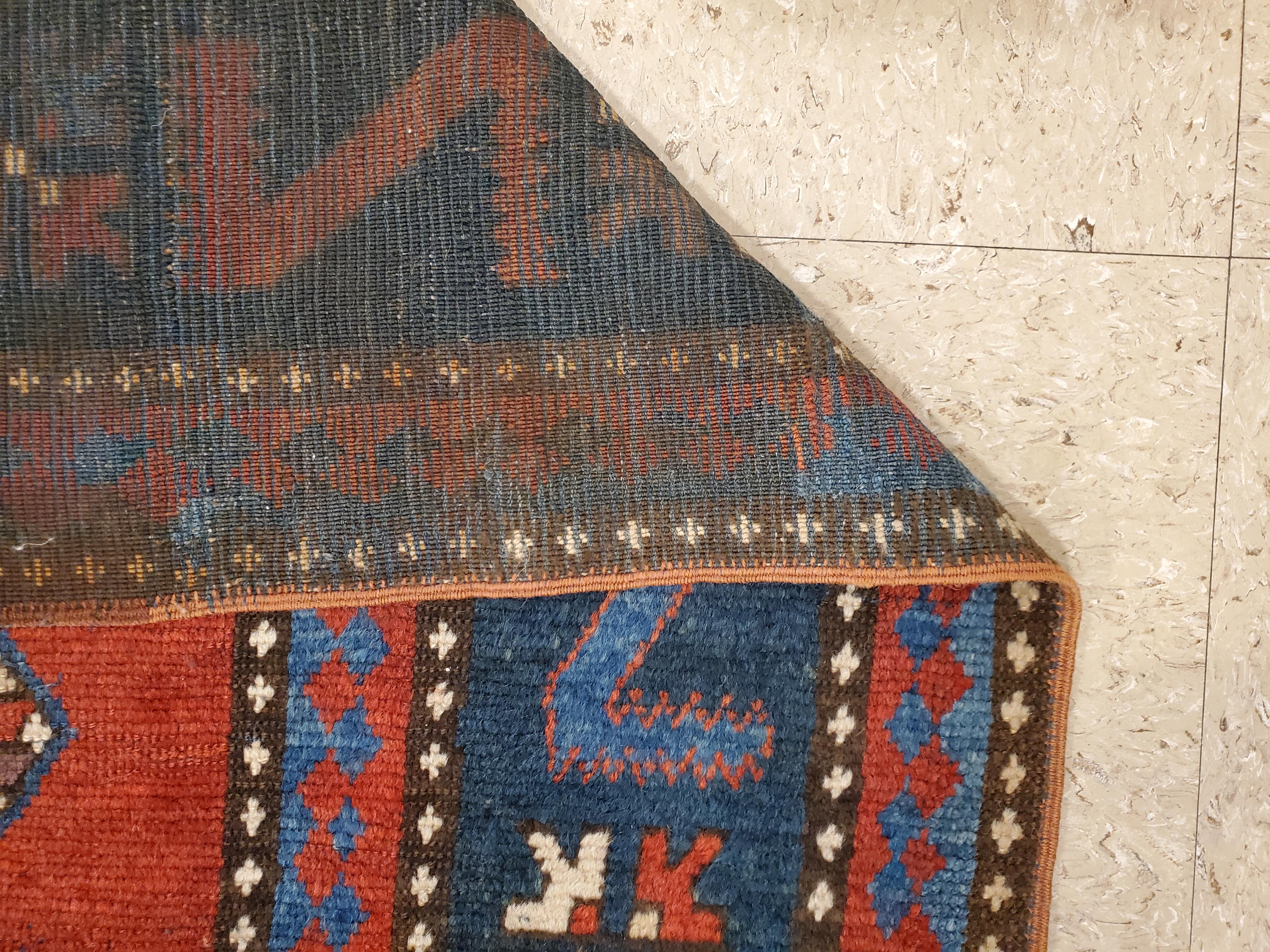 Noué à la main Tapis Kazak ancien, laine faite à la main, rouille, ivoire, bleu marine, bleu clair et géométrique en vente