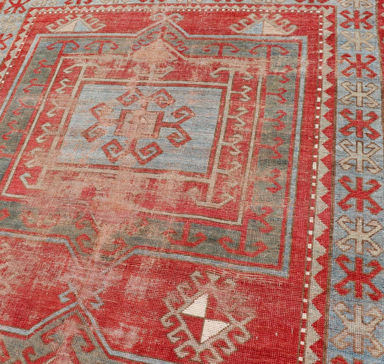 Antiker kaukasischer Kaukasischer Teppich im Used-Look mit geometrischem Doppelmedaillon-Design  im Angebot 3