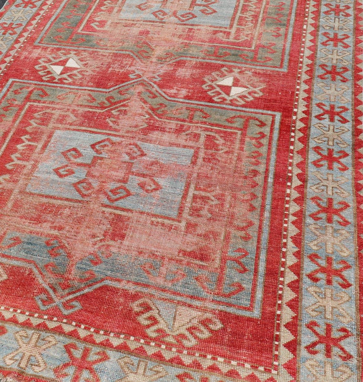 Antiker kaukasischer Kaukasischer Teppich im Used-Look mit geometrischem Doppelmedaillon-Design  im Angebot 4