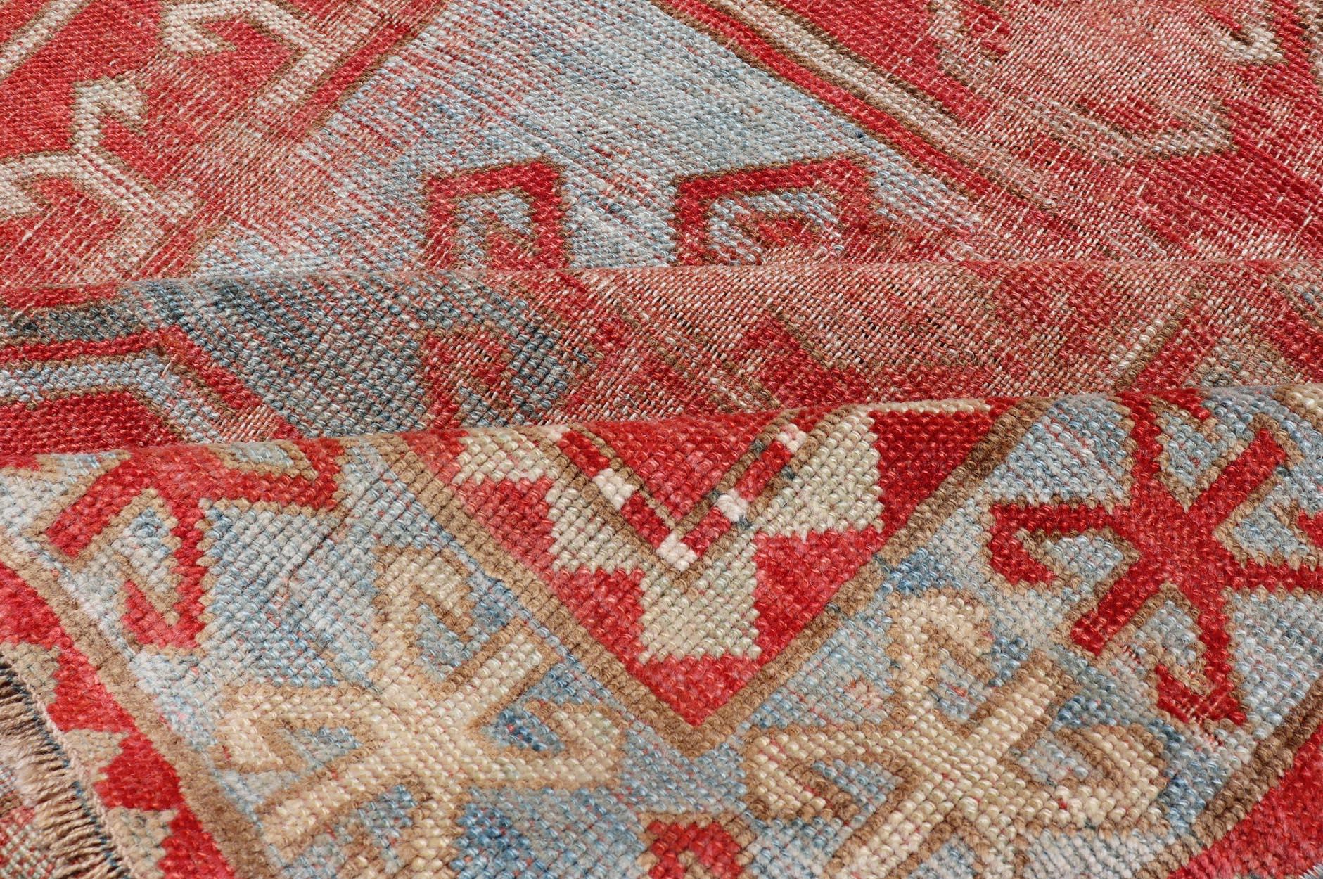 Antiker kaukasischer Kaukasischer Teppich im Used-Look mit geometrischem Doppelmedaillon-Design  im Angebot 5