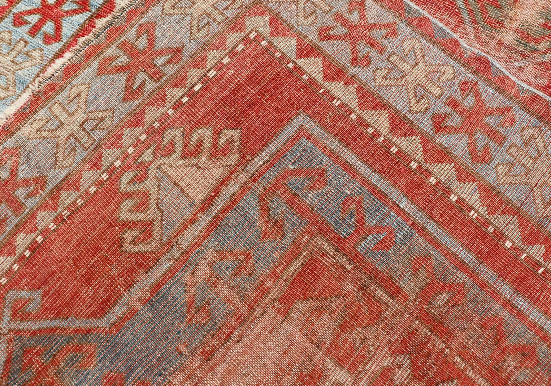 Antiker kaukasischer Kaukasischer Teppich im Used-Look mit geometrischem Doppelmedaillon-Design  im Angebot 6