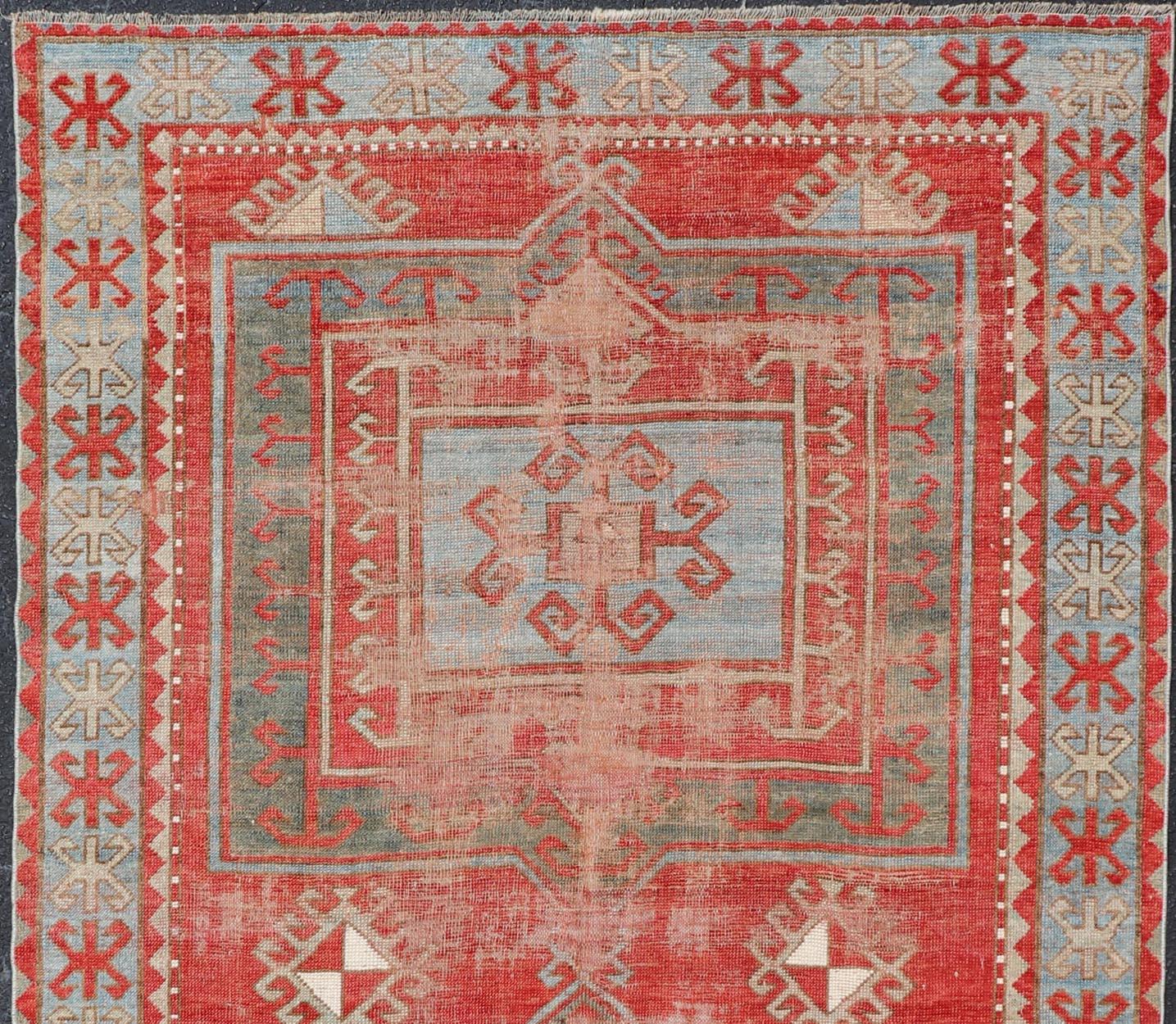Antiker kaukasischer Kaukasischer Teppich im Used-Look mit geometrischem Doppelmedaillon-Design  (Handgeknüpft) im Angebot