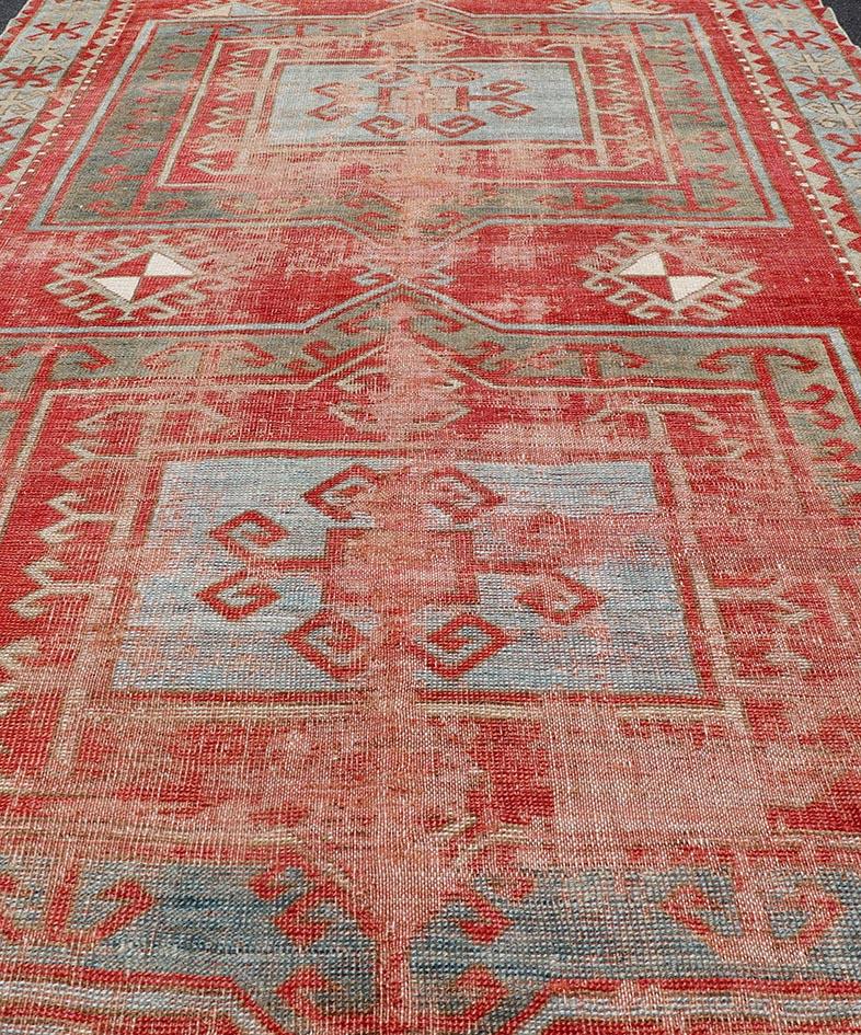 Antiker kaukasischer Kaukasischer Teppich im Used-Look mit geometrischem Doppelmedaillon-Design  (Frühes 20. Jahrhundert) im Angebot