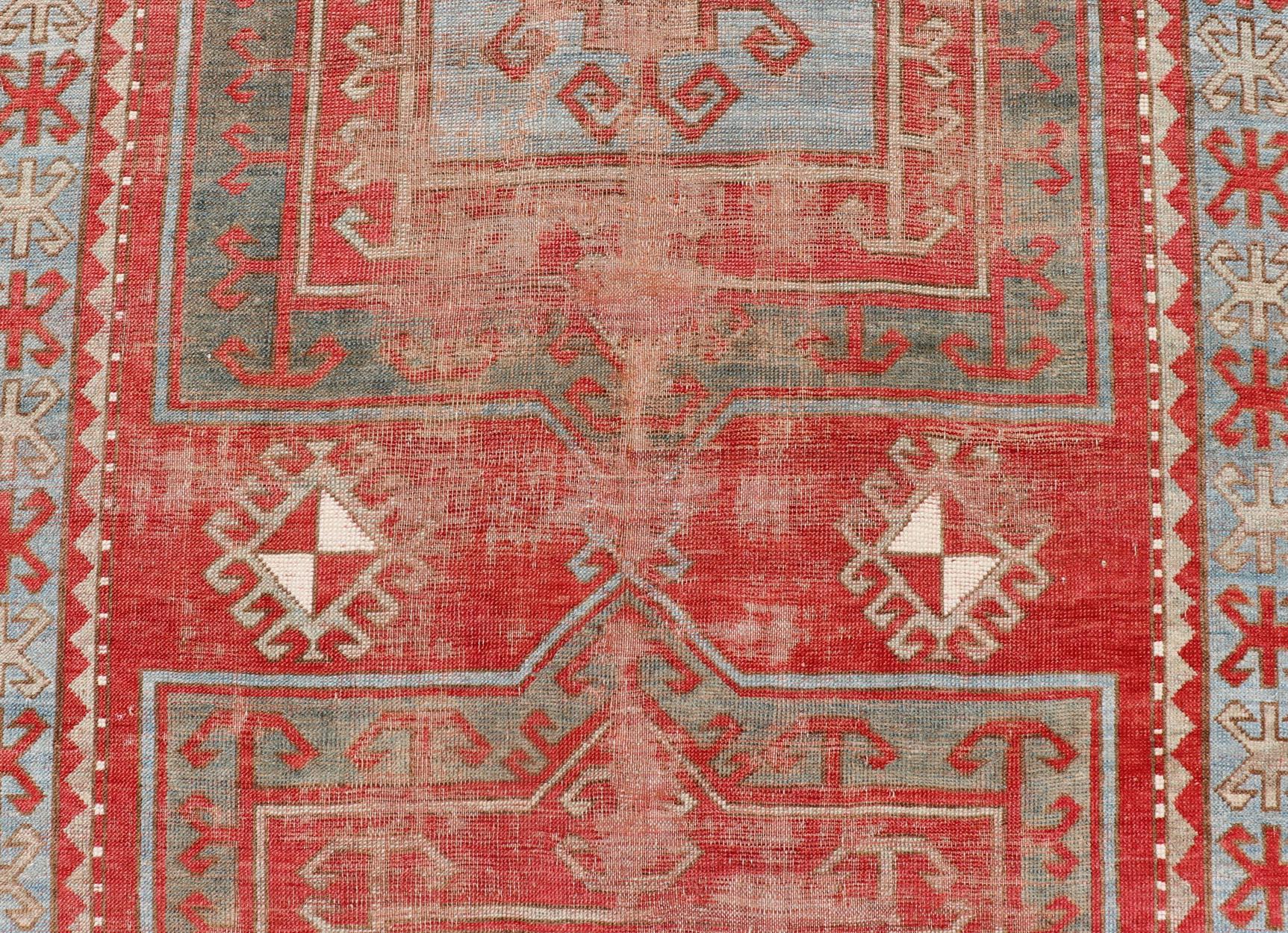 Antiker kaukasischer Kaukasischer Teppich im Used-Look mit geometrischem Doppelmedaillon-Design  (Wolle) im Angebot