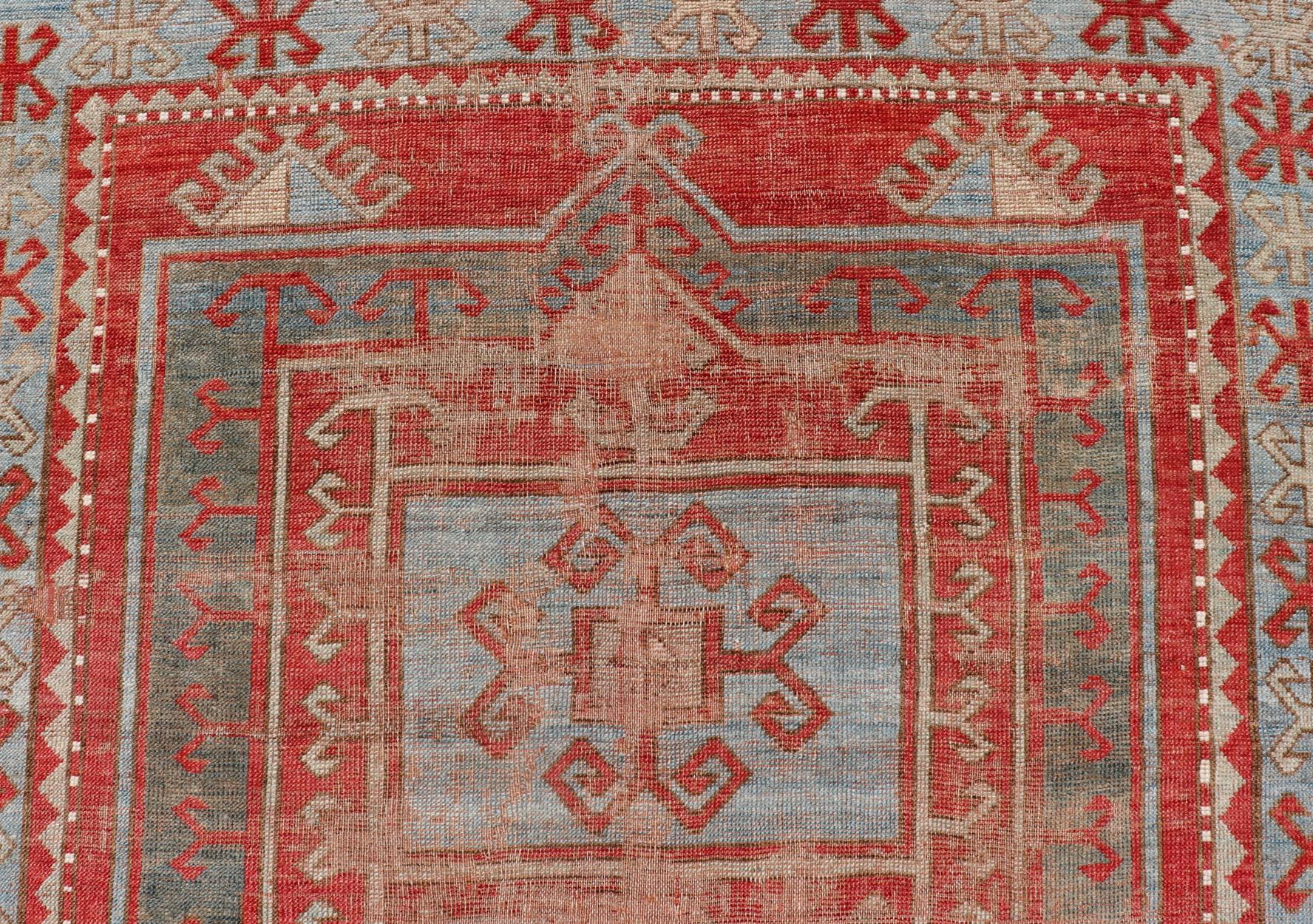 Antiker kaukasischer Kaukasischer Teppich im Used-Look mit geometrischem Doppelmedaillon-Design  im Angebot 1