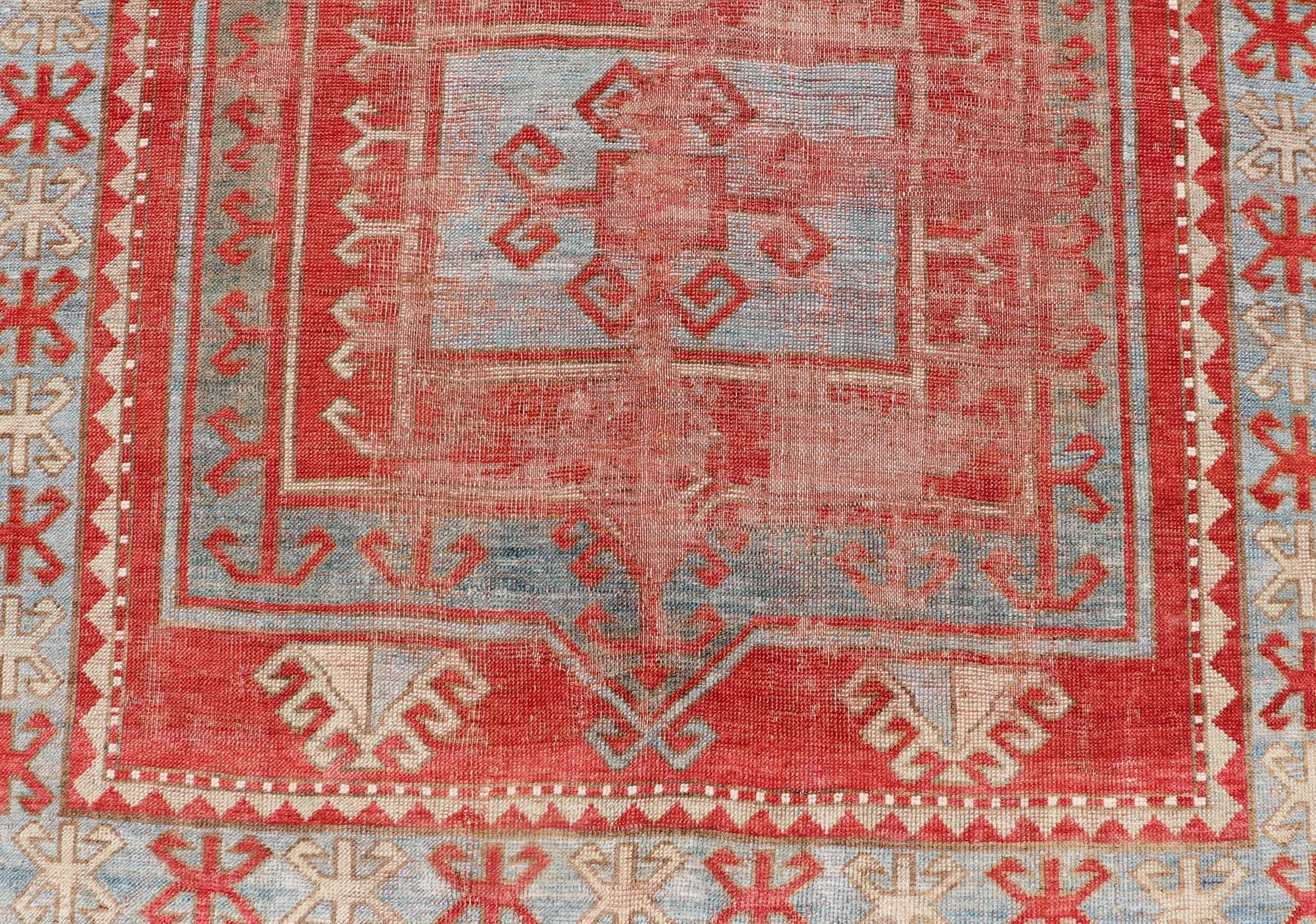 Antiker kaukasischer Kaukasischer Teppich im Used-Look mit geometrischem Doppelmedaillon-Design  im Angebot 2