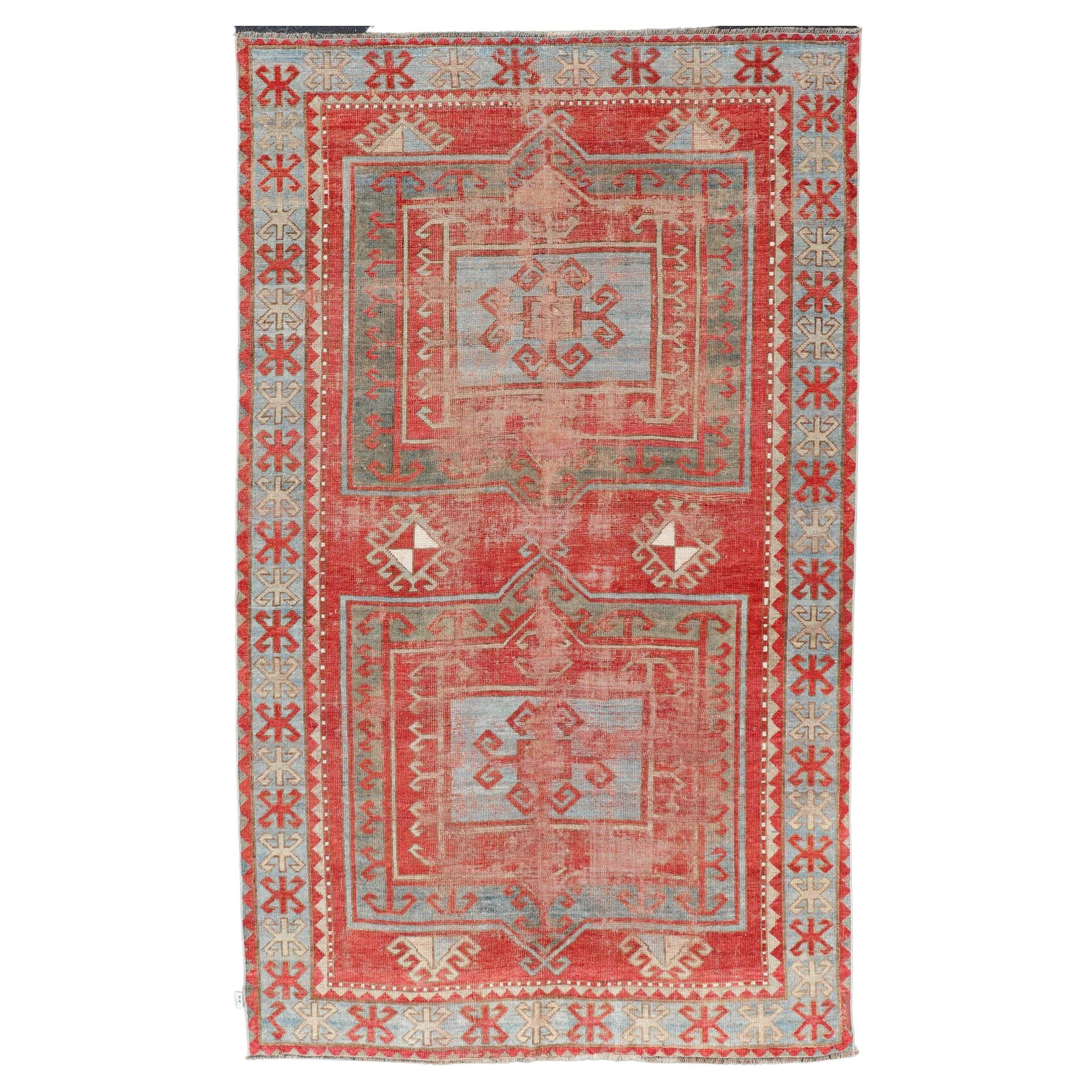 Antiker kaukasischer Kaukasischer Teppich im Used-Look mit geometrischem Doppelmedaillon-Design  im Angebot