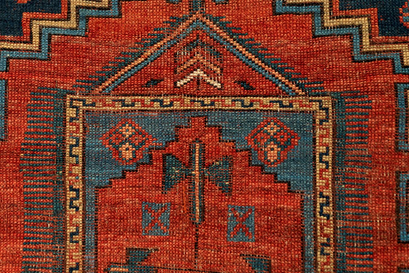 Antiker kasachischer Kaukasus-Teppich (Handgeknüpft) im Angebot