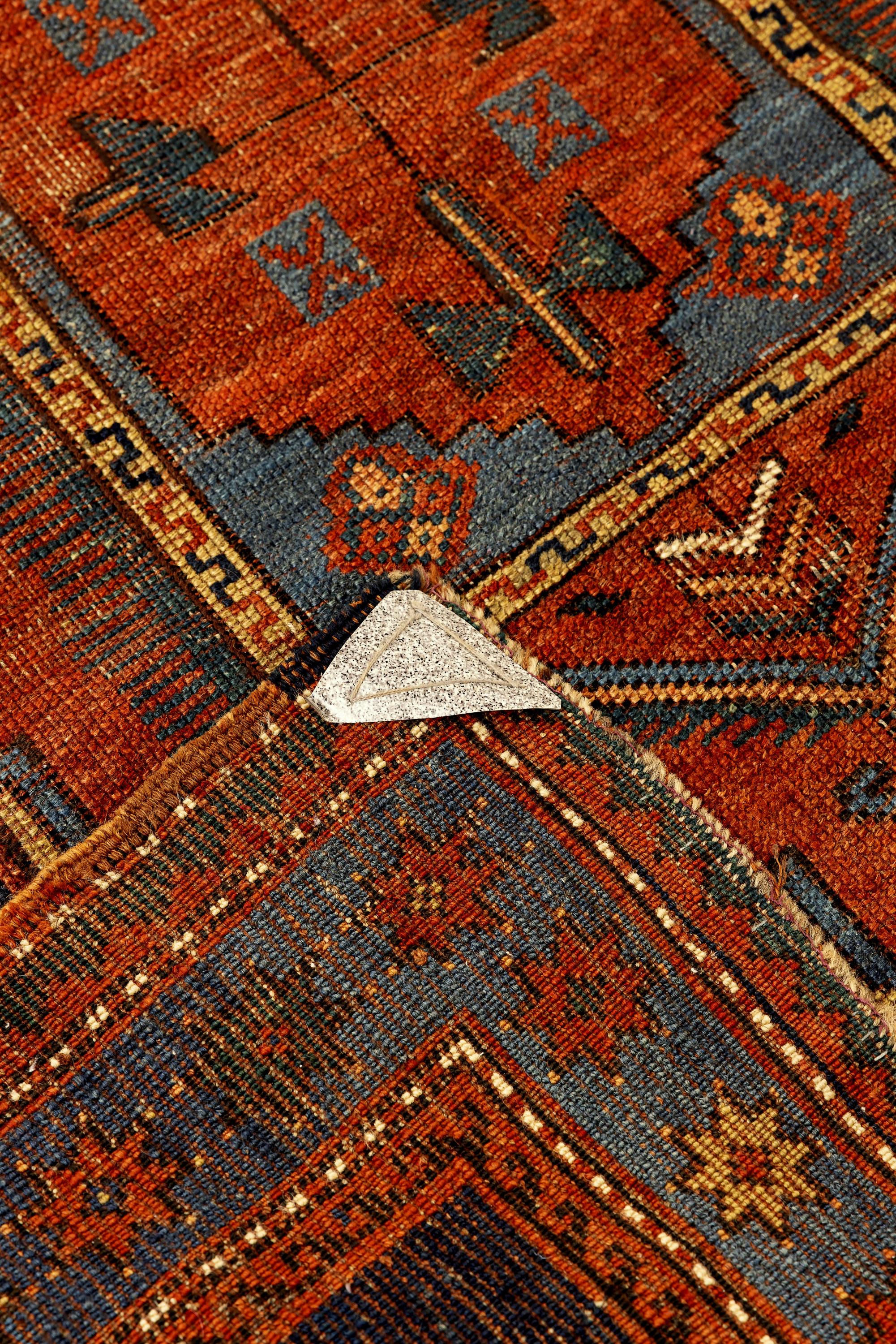 20ième siècle Tapis caucasien antique du Kazak en vente