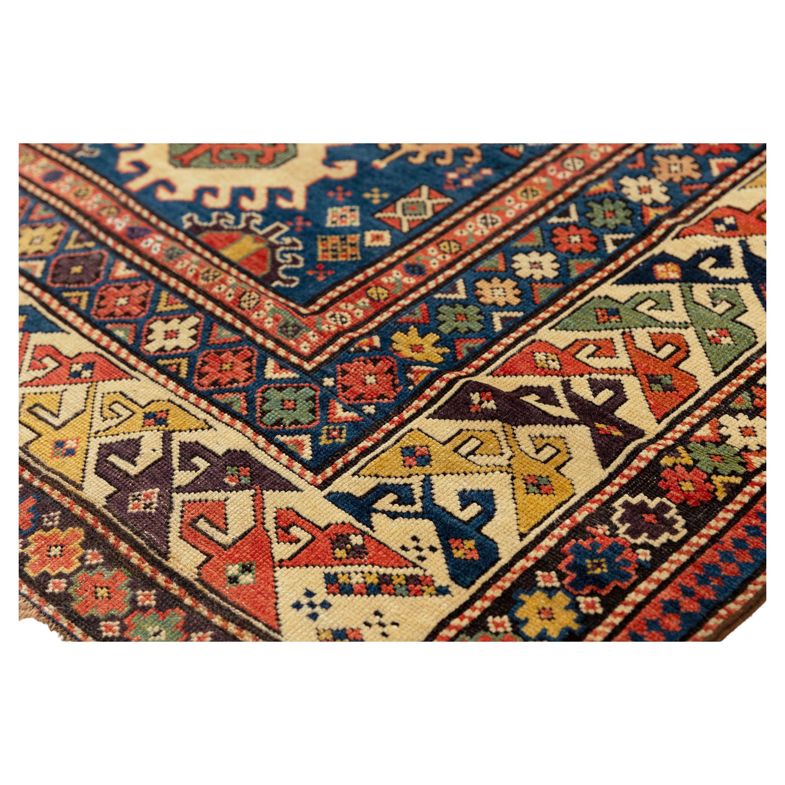 Klassischer Kazak-Teppich - ein Meisterwerk aus Medaillons und geometrischer Kunstfertigkeit

Tauchen Sie ein in die klassische Schönheit dieses Kazak-Teppichs, der mit zehn gezackten rautenförmigen Medaillons vor einem bezaubernden blauen Feld