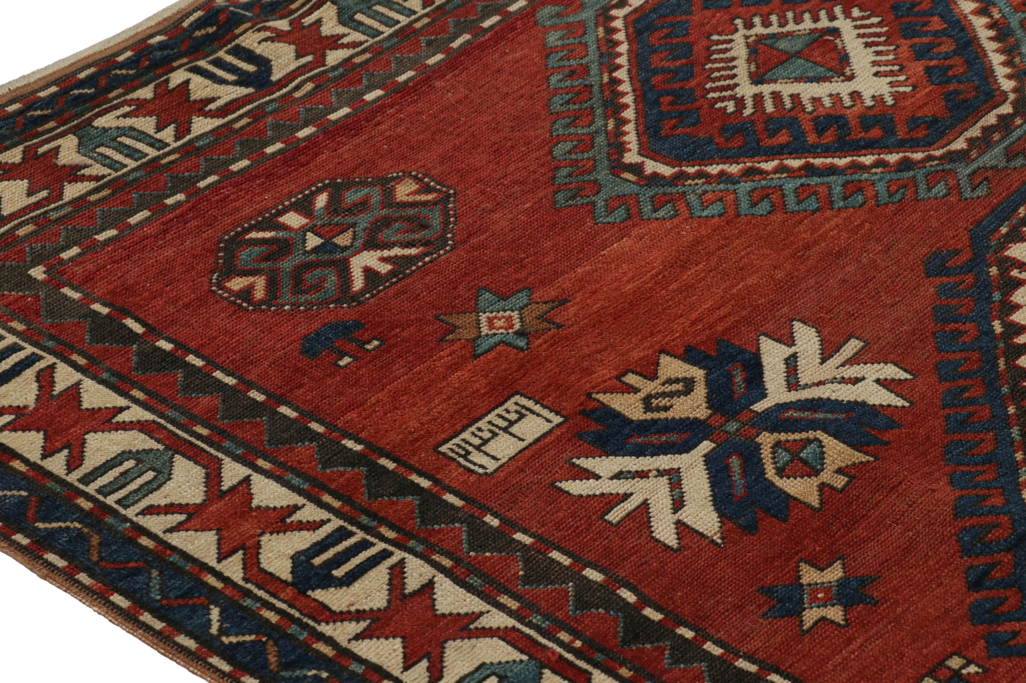 Antiker kasachischer Perserteppich, rot mit großen geometrischen Medaillons - Rug & Kilim (Kasachisch) im Angebot