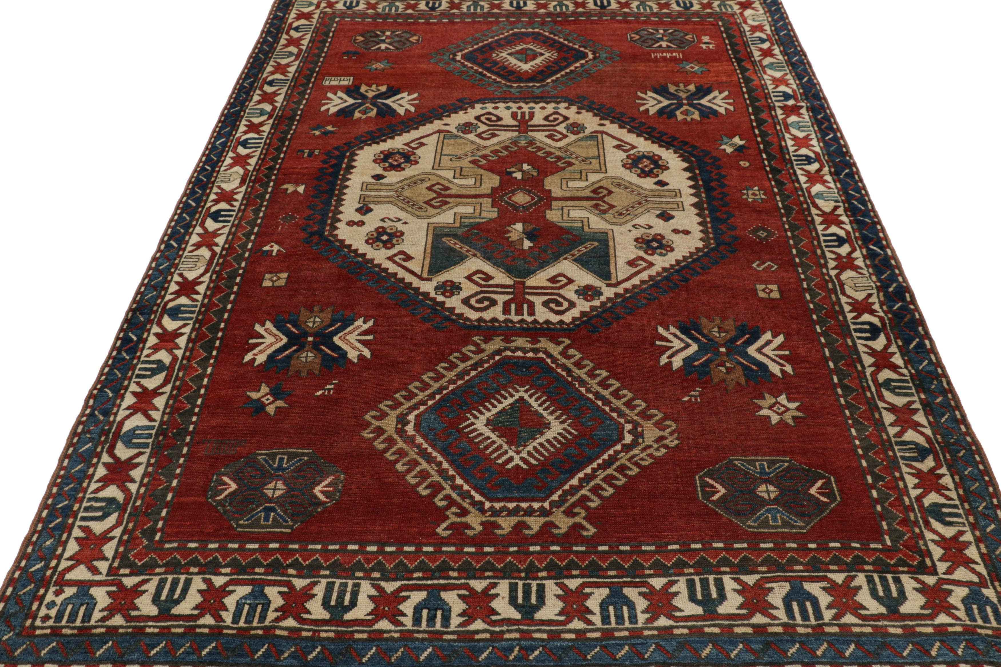 Antiker kasachischer Perserteppich, rot mit großen geometrischen Medaillons - Rug & Kilim (Persisch) im Angebot