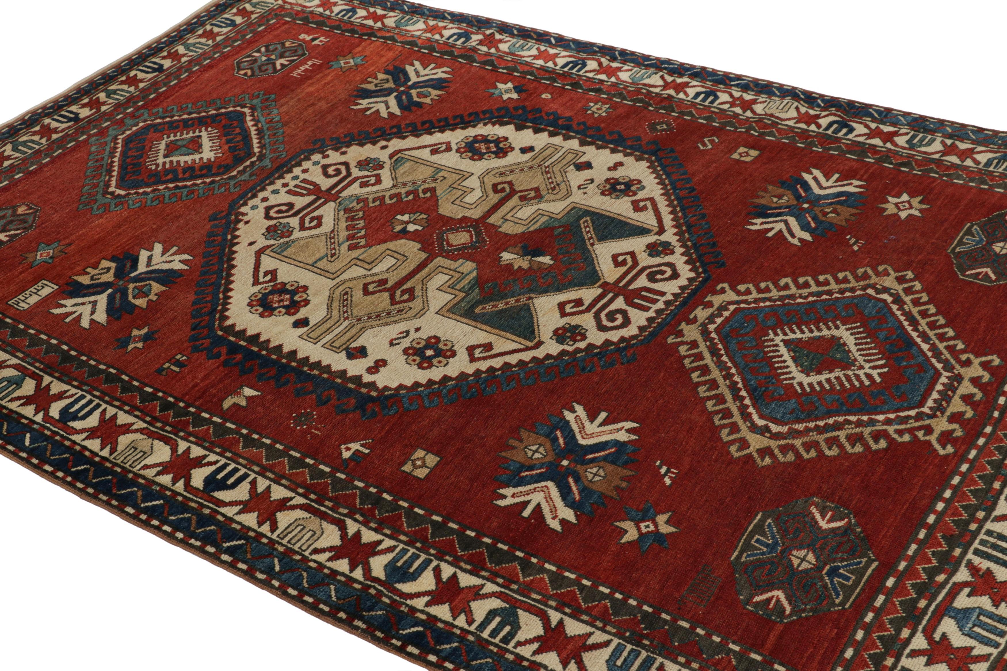 Antiker kasachischer Perserteppich, rot mit großen geometrischen Medaillons - Rug & Kilim (Handgeknüpft) im Angebot