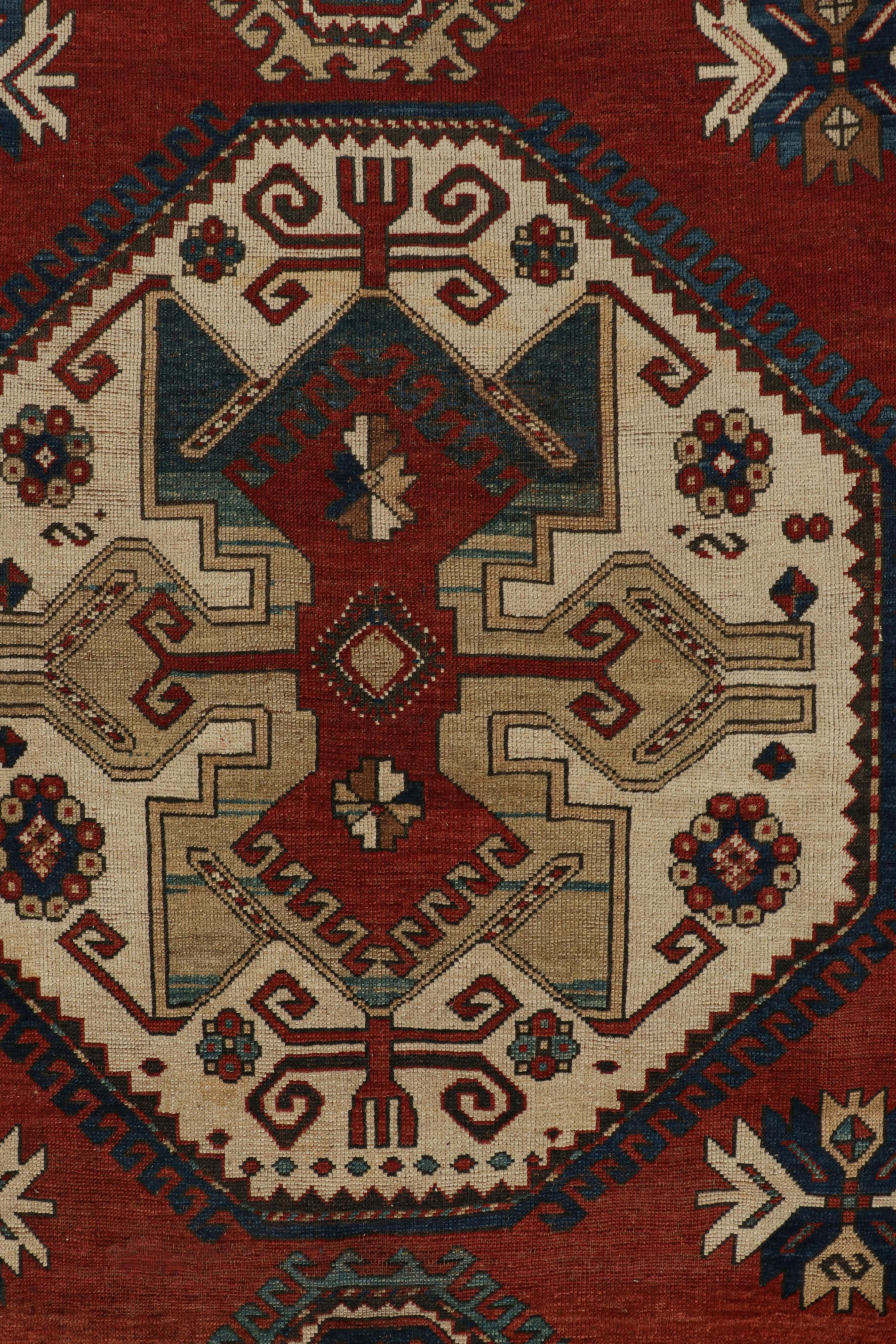 Antiker kasachischer Perserteppich, rot mit großen geometrischen Medaillons - Rug & Kilim im Zustand „Gut“ im Angebot in Long Island City, NY