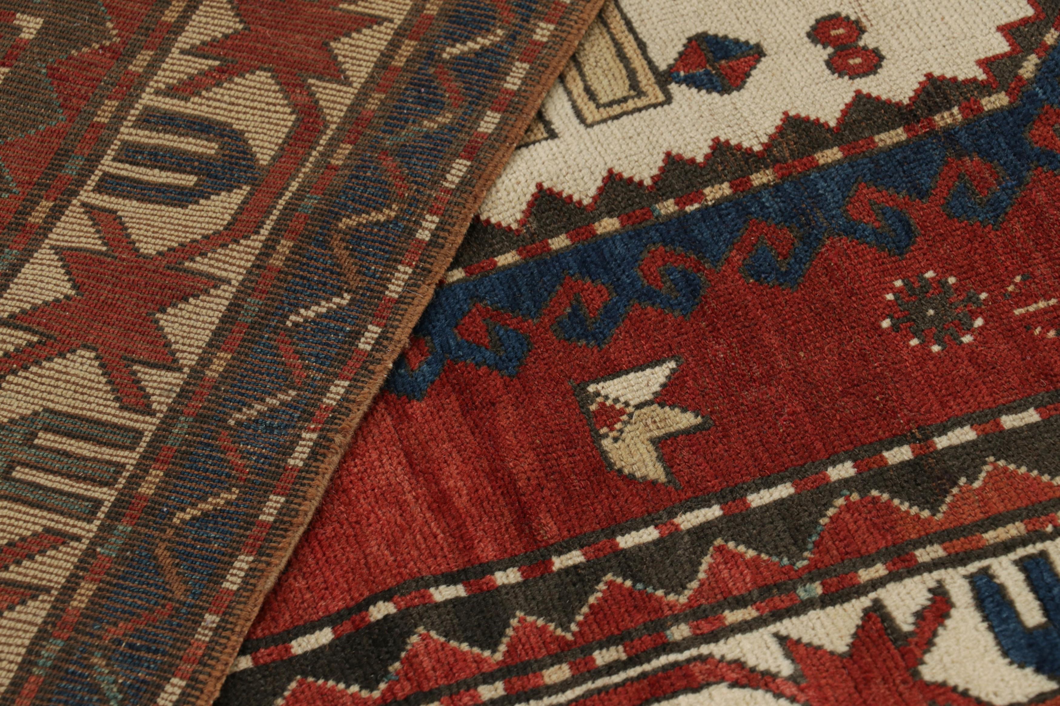 Antiker kasachischer Perserteppich, rot mit großen geometrischen Medaillons - Rug & Kilim (Wolle) im Angebot