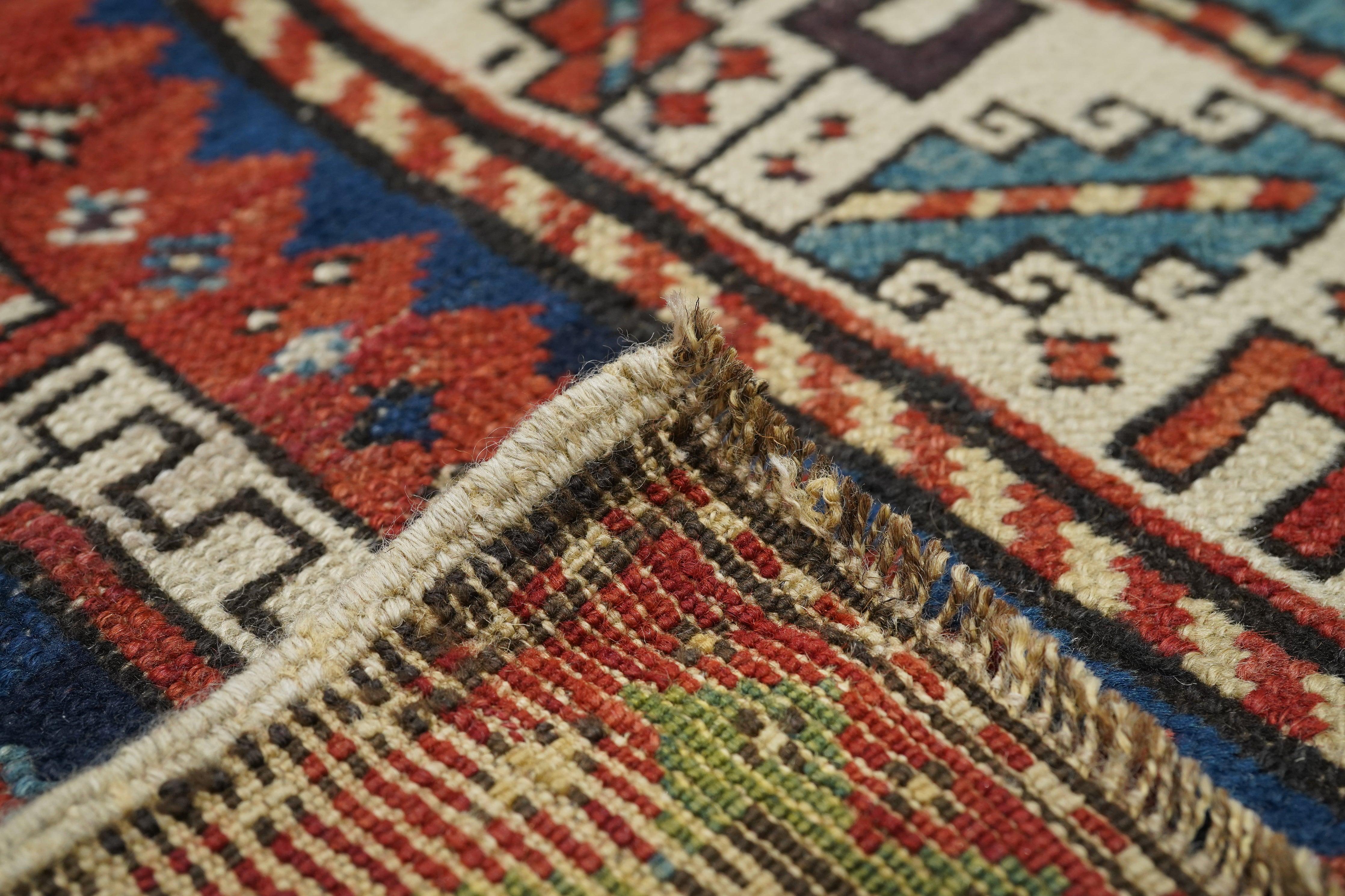 Tapis Kazak ancien 3'1'' x 3'9'' en vente 5