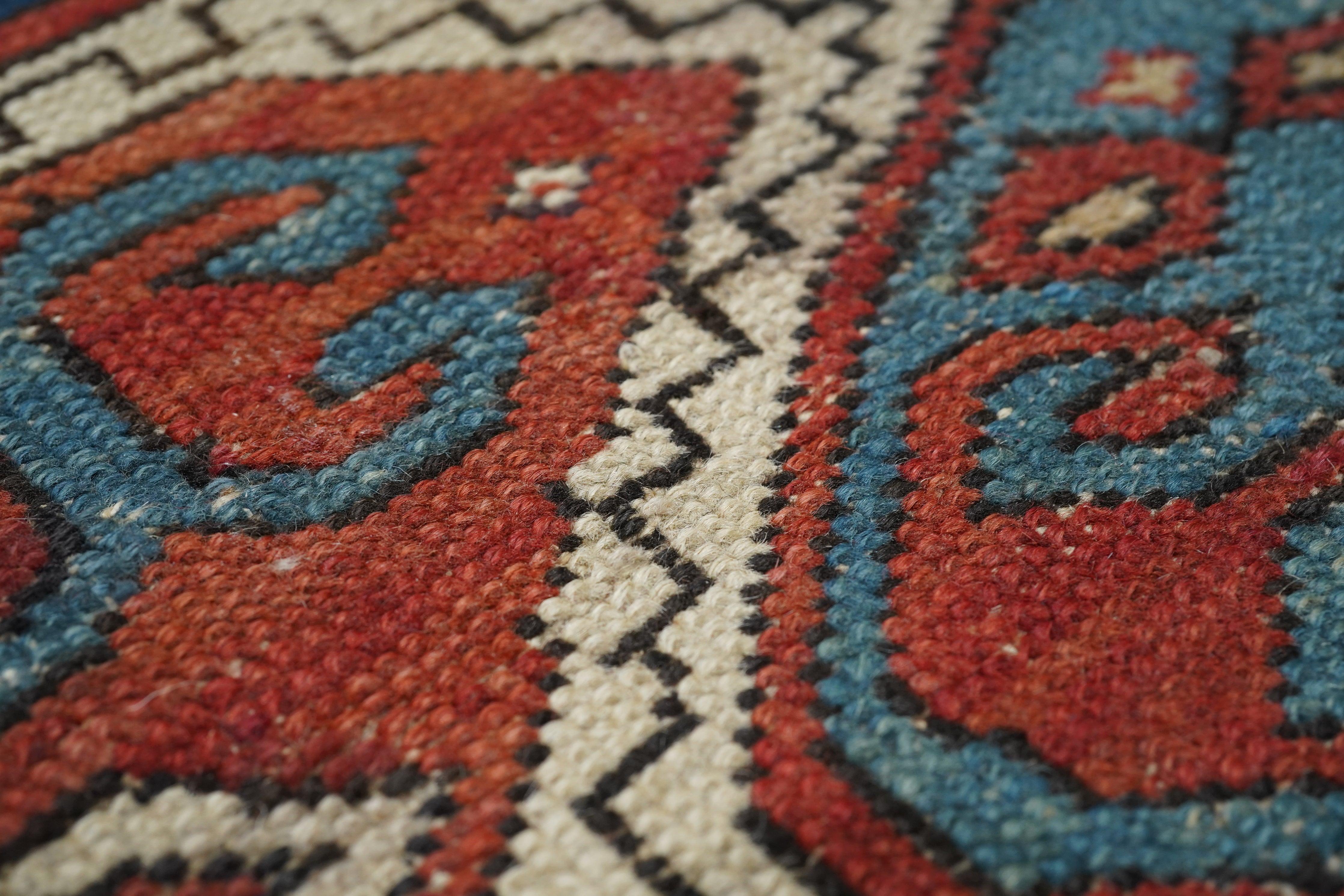Tapis Kazak ancien 3'1'' x 3'9'' Bon état - En vente à New York, NY