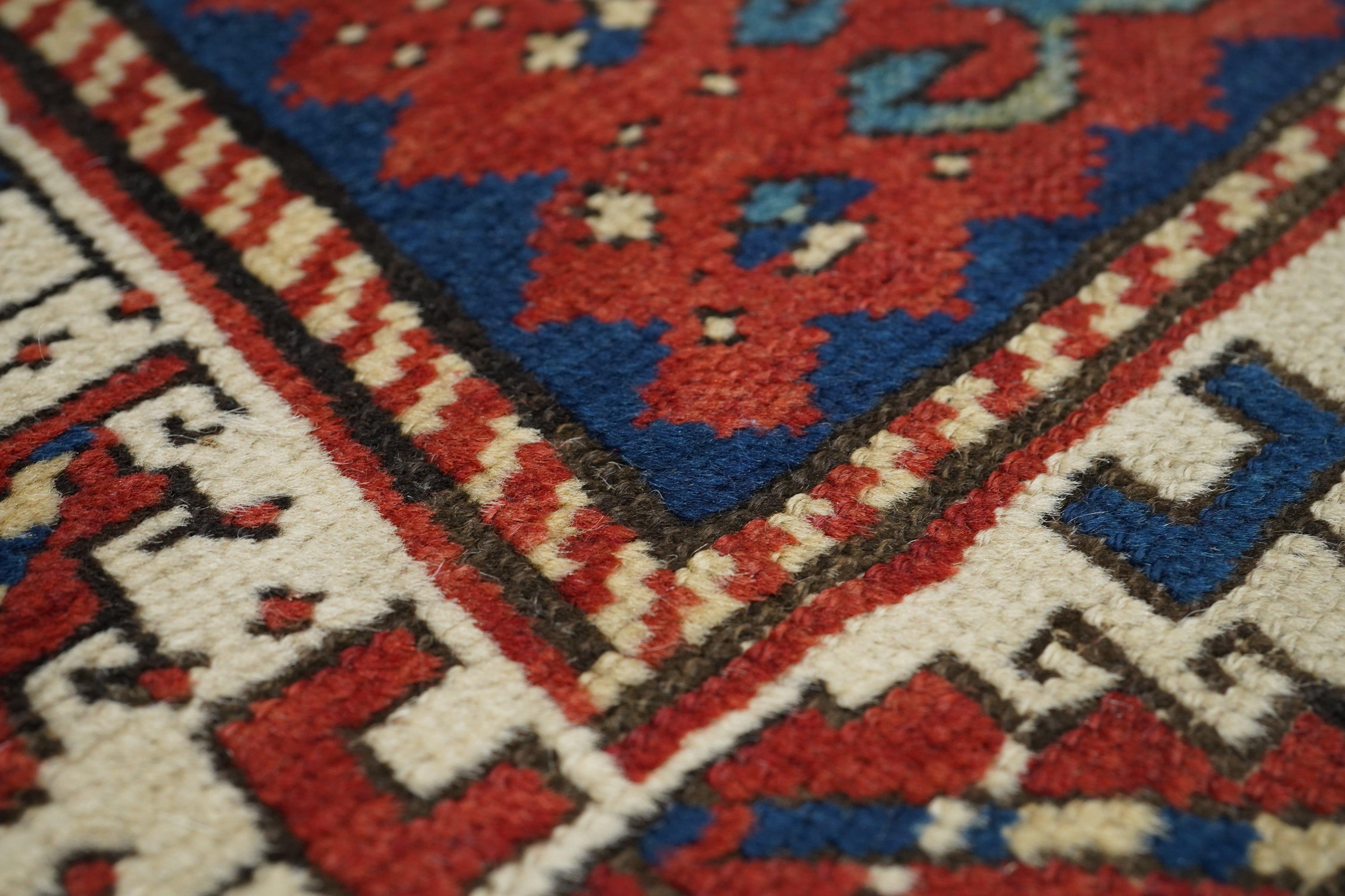 Laine Tapis Kazak ancien 3'1'' x 3'9'' en vente