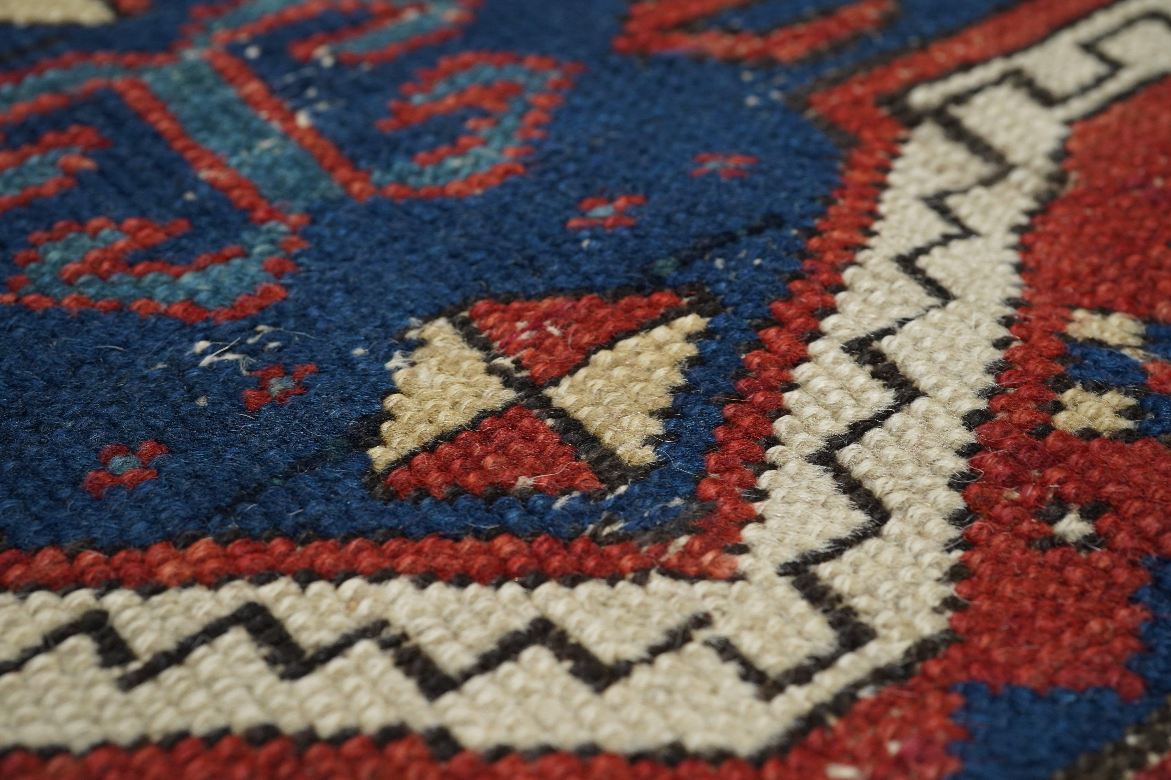 Tapis Kazak ancien 3'1'' x 3'9'' en vente 1