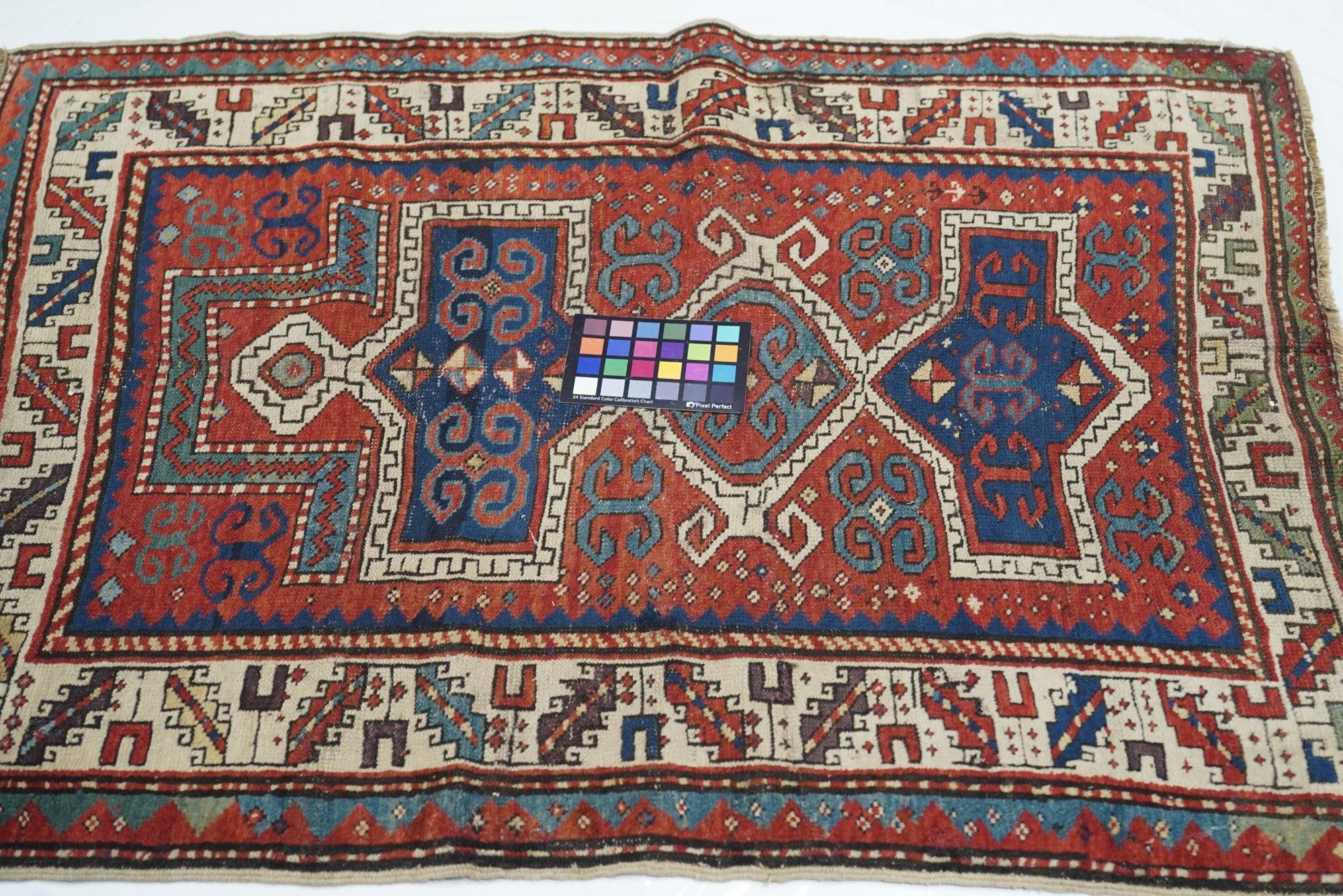 Tapis Kazak ancien 3'1'' x 3'9'' en vente 2