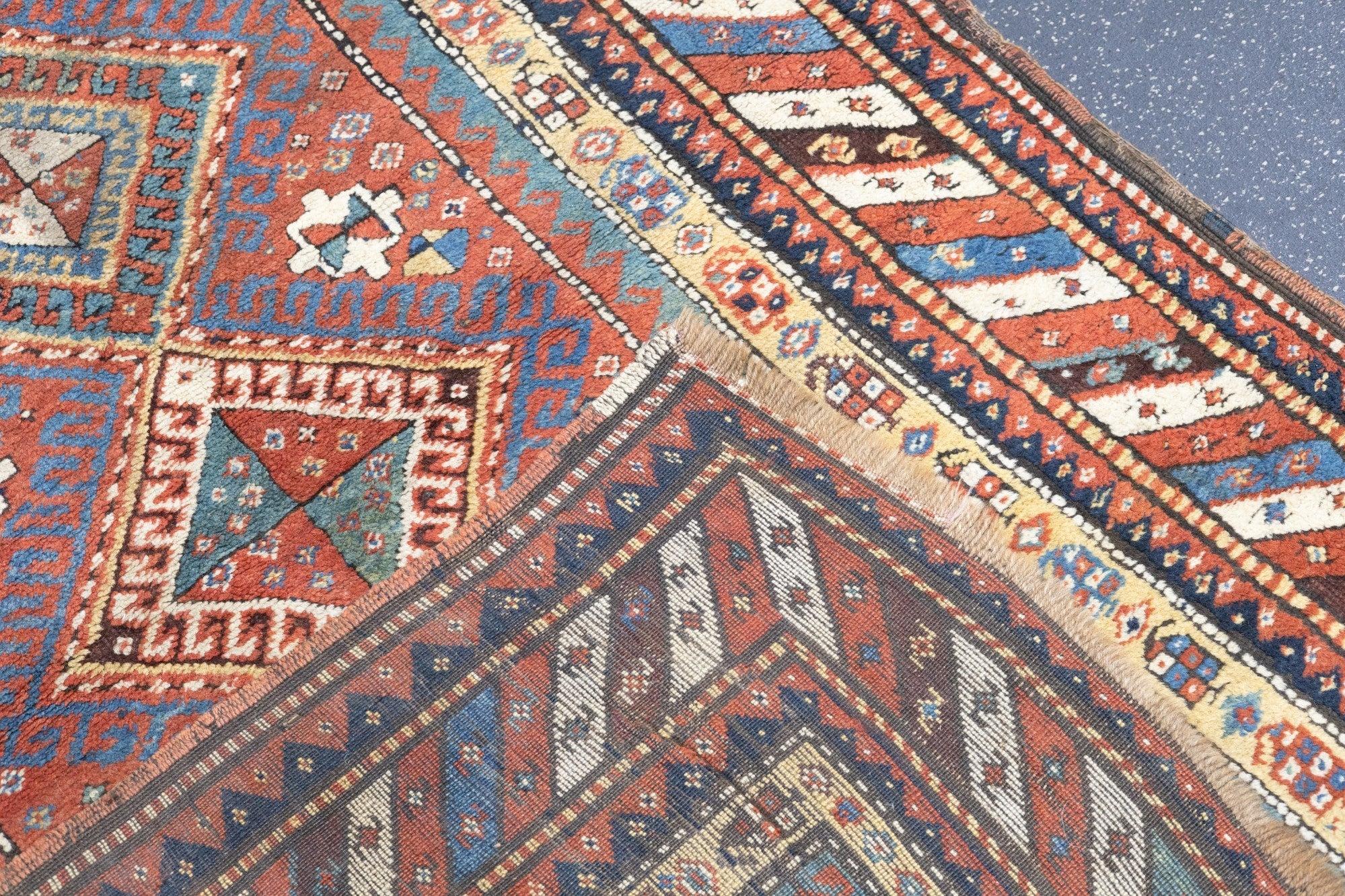 Tapis Kazak ancien de 3'10'' x 6'11'' en vente 3