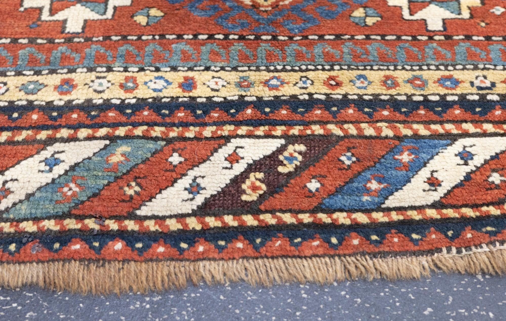Noué à la main Tapis Kazak ancien de 3'10'' x 6'11'' en vente