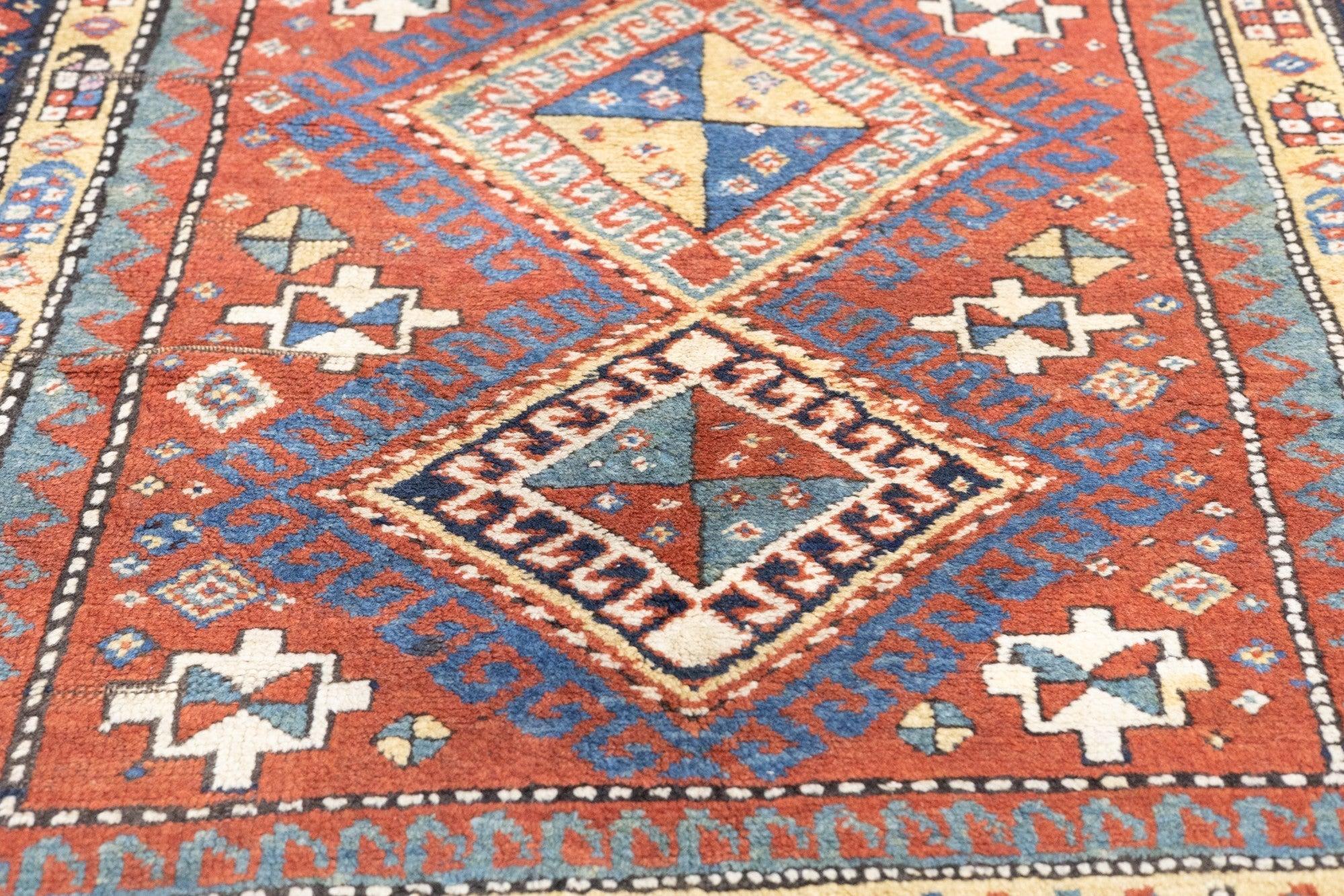 Tapis Kazak ancien de 3'10'' x 6'11'' Bon état - En vente à New York, NY