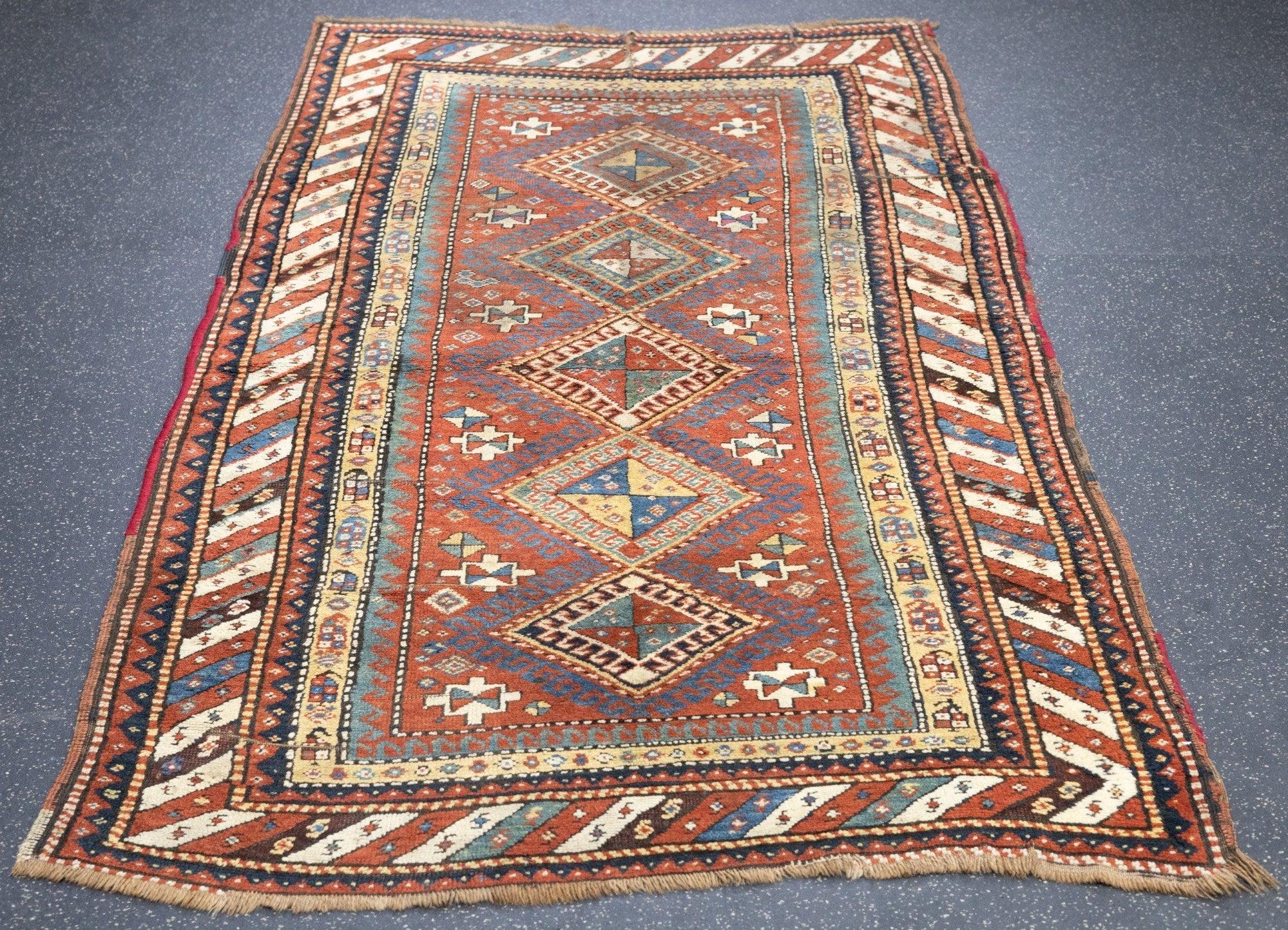 20ième siècle Tapis Kazak ancien de 3'10'' x 6'11'' en vente