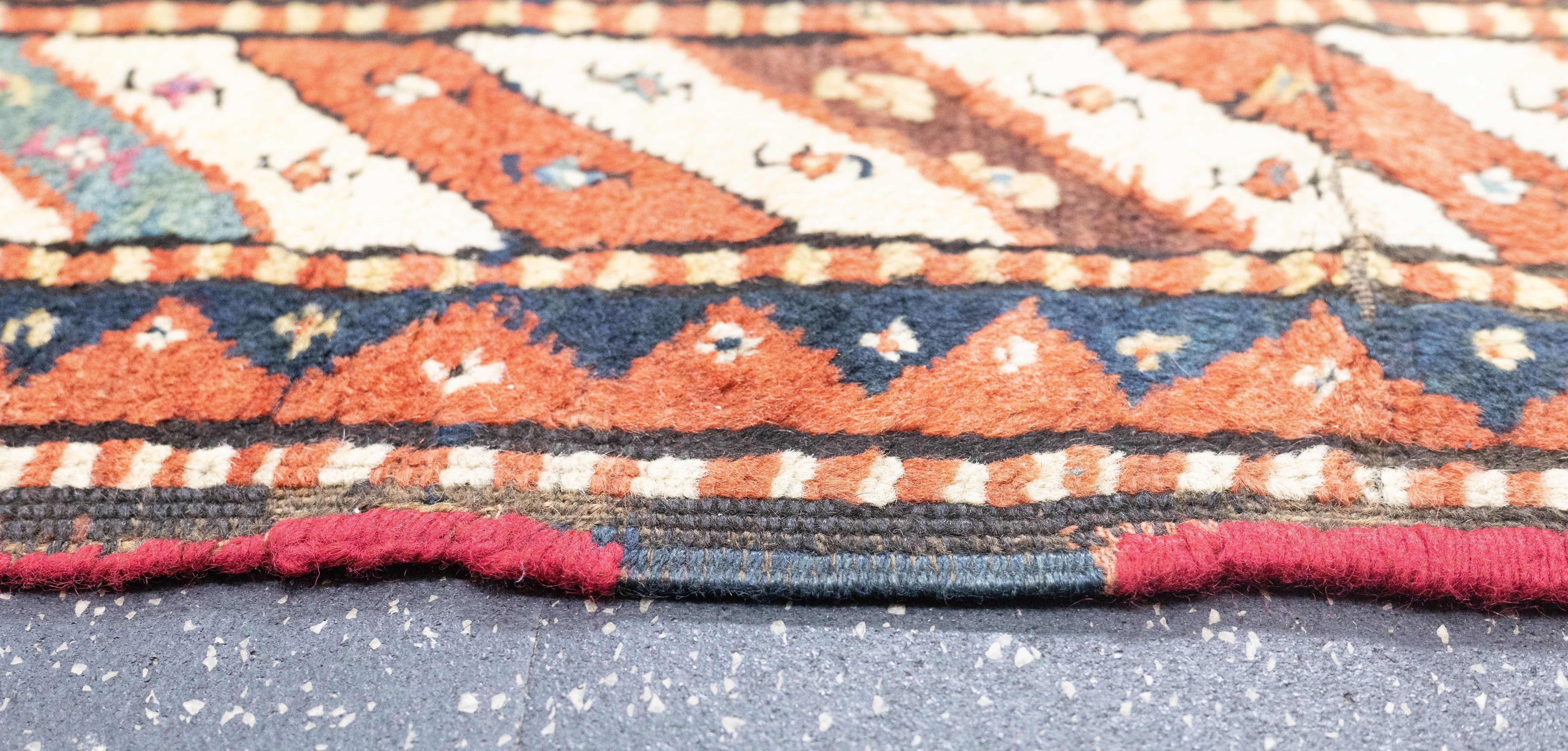 Laine Tapis Kazak ancien de 3'10'' x 6'11'' en vente