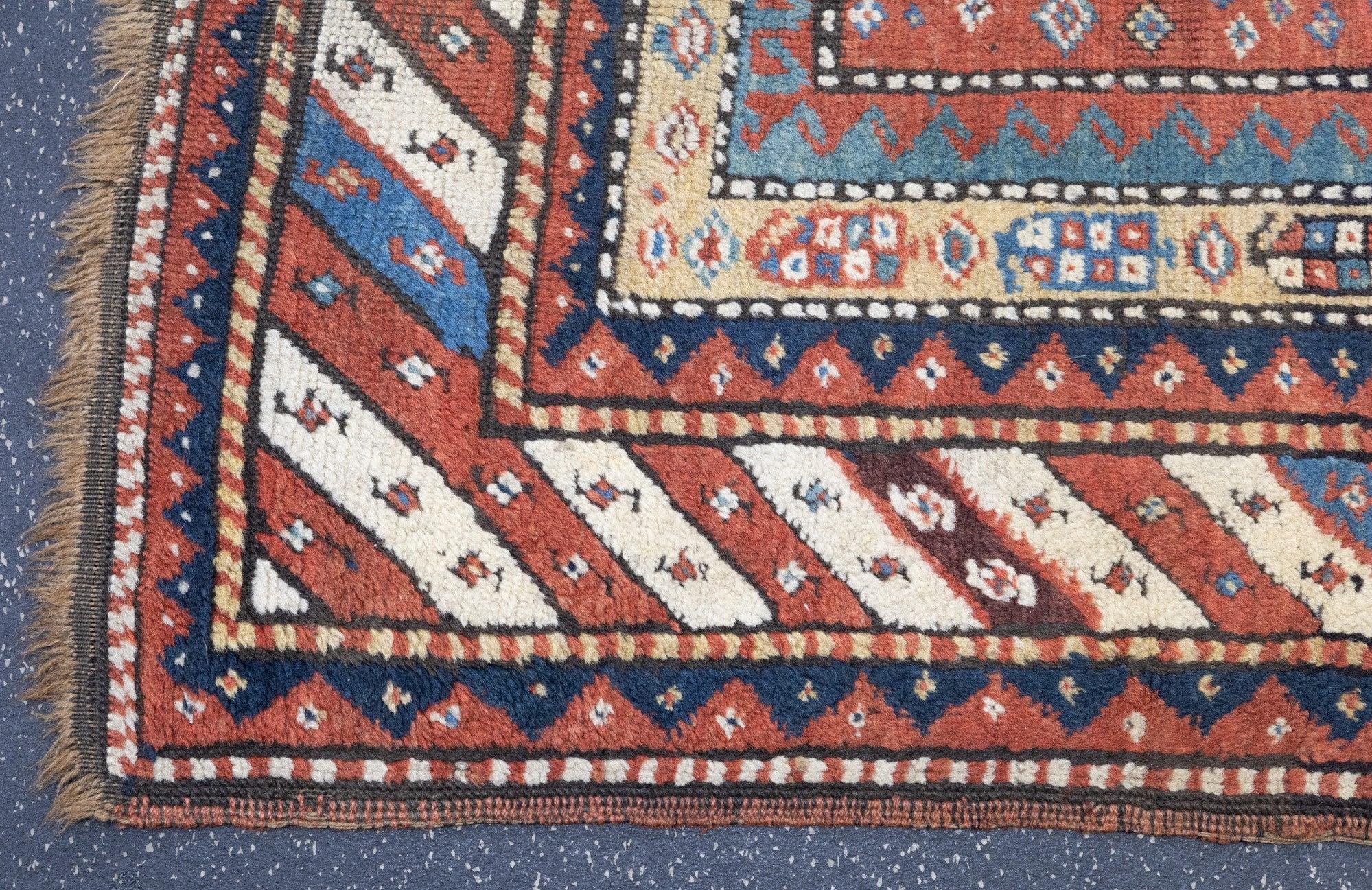 Tapis Kazak ancien de 3'10'' x 6'11'' en vente 1