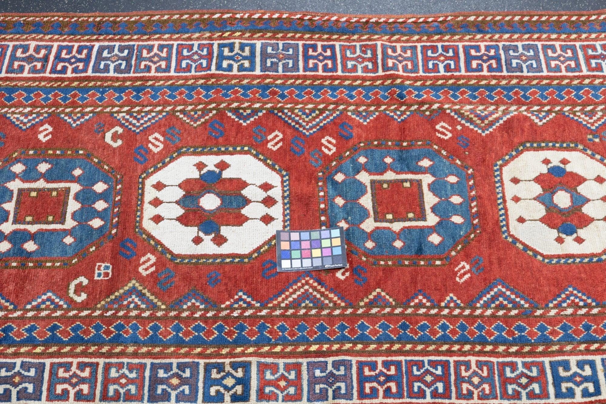 Tapis Kazak ancien 3'10'' x 7'7'' en vente 4