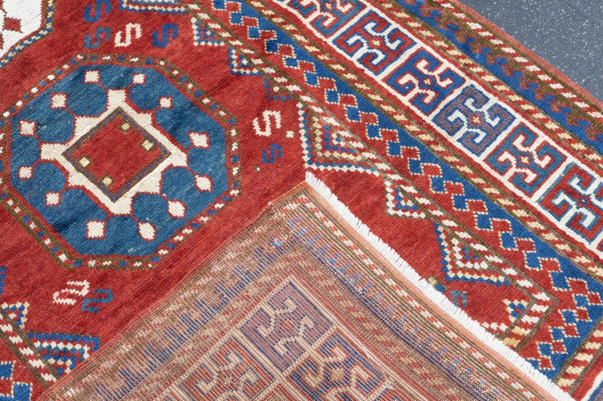 Tapis Kazak ancien 3'10'' x 7'7'' en vente 5