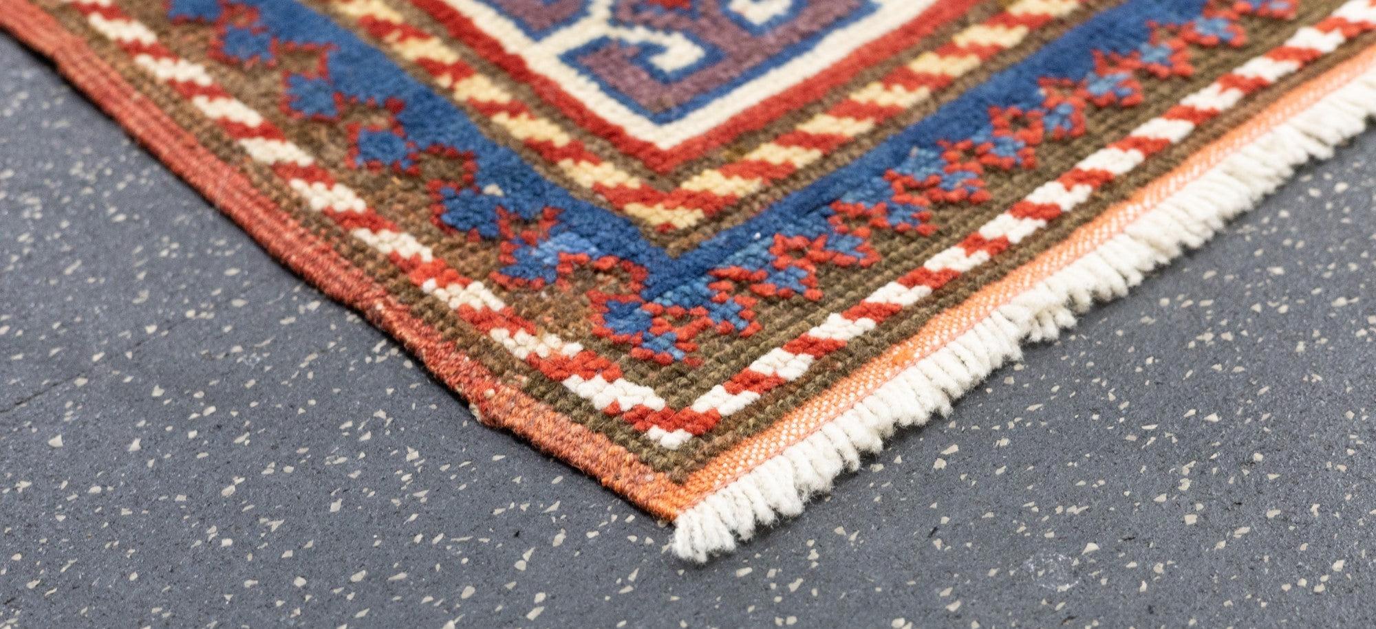 Caucasien Tapis Kazak ancien 3'10'' x 7'7'' en vente