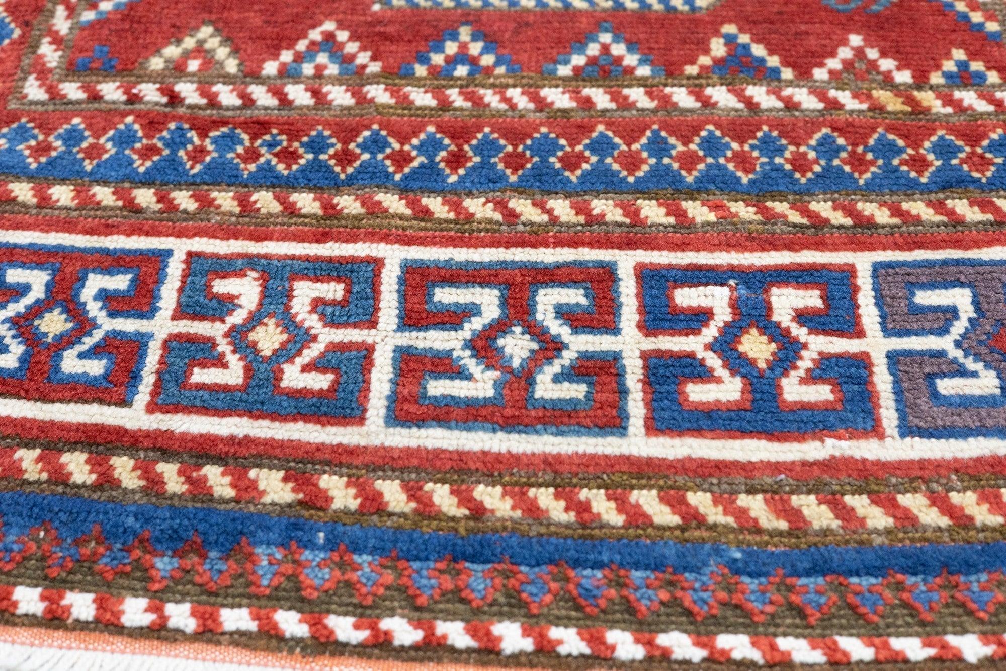 Tapis Kazak ancien 3'10'' x 7'7'' Bon état - En vente à New York, NY