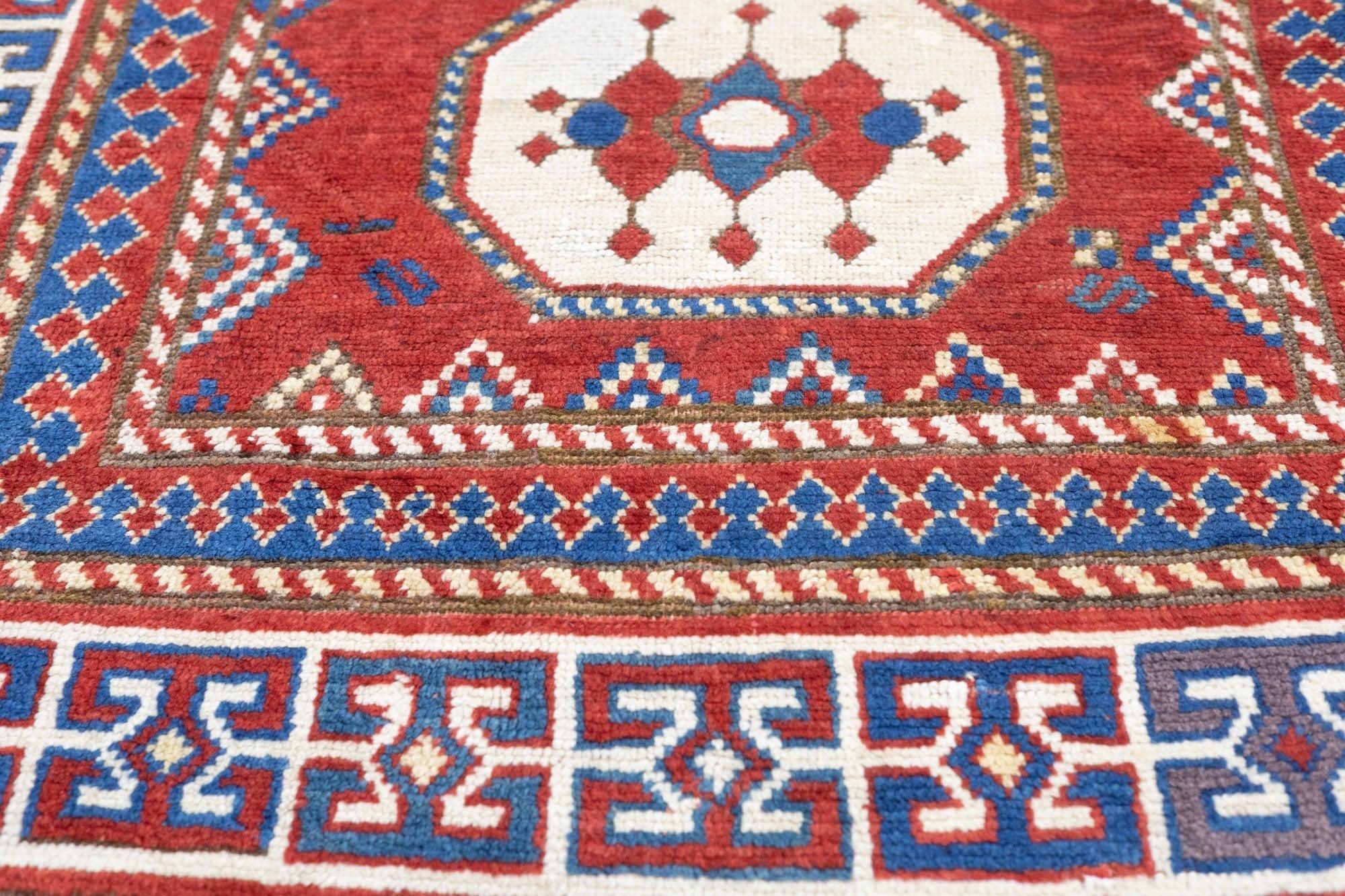XIXe siècle Tapis Kazak ancien 3'10'' x 7'7'' en vente
