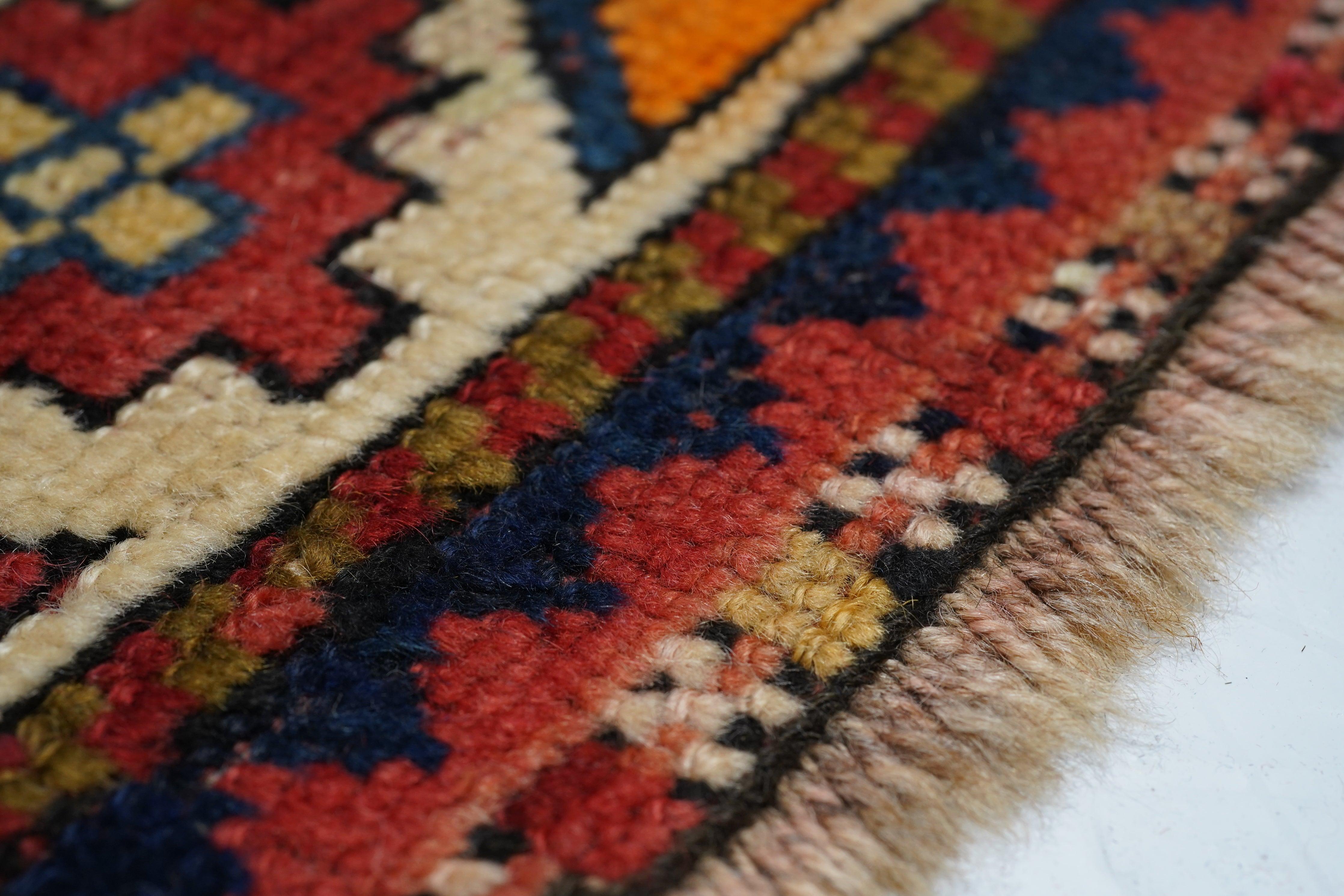 Tapis Kazak ancien 3'10'' x 9'5'' Bon état - En vente à New York, NY
